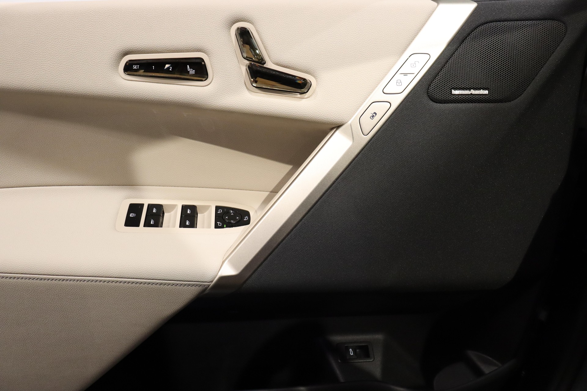 BMW iX xDrive50-image-21