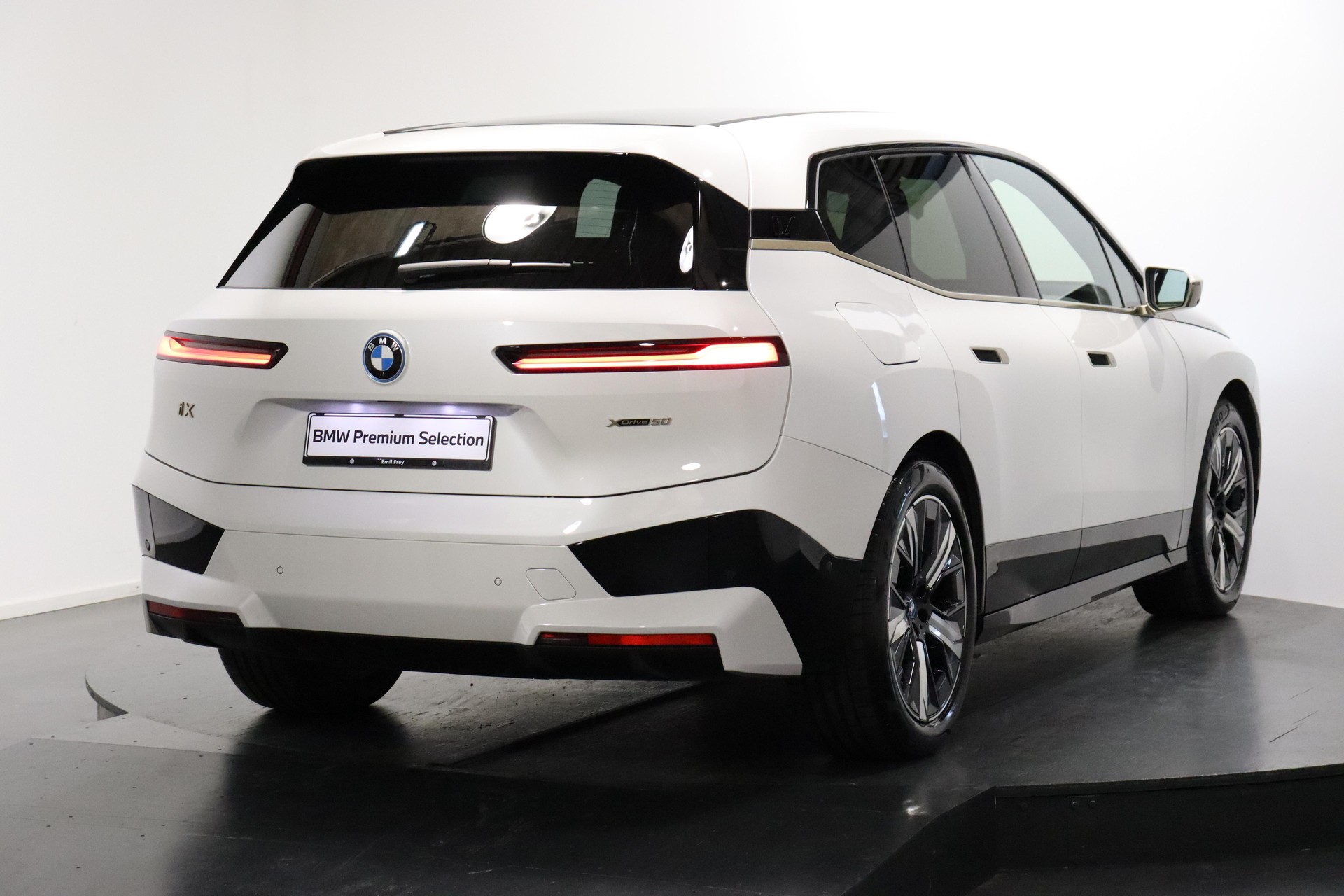 BMW iX xDrive50-image-4