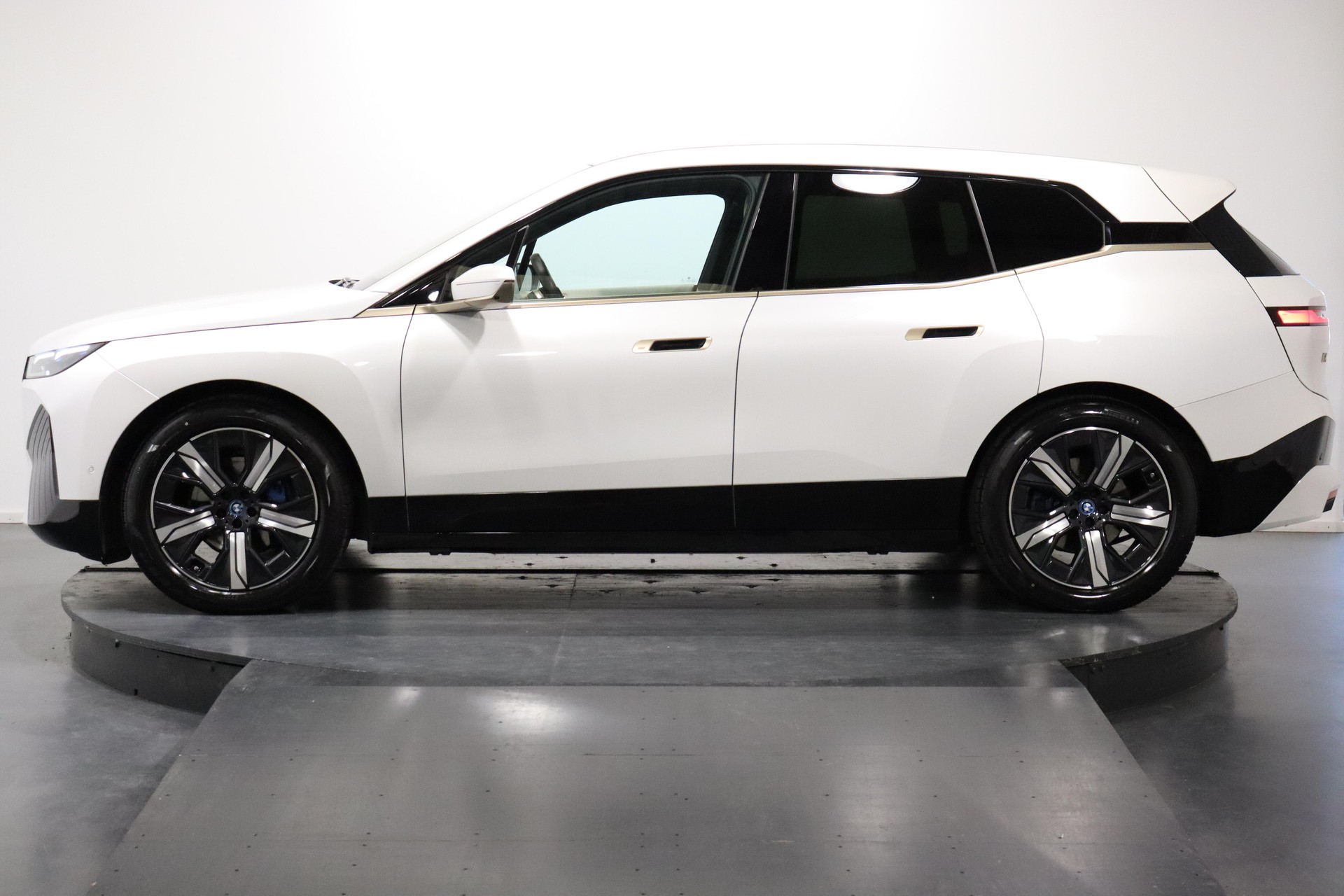 BMW iX xDrive50-image-3