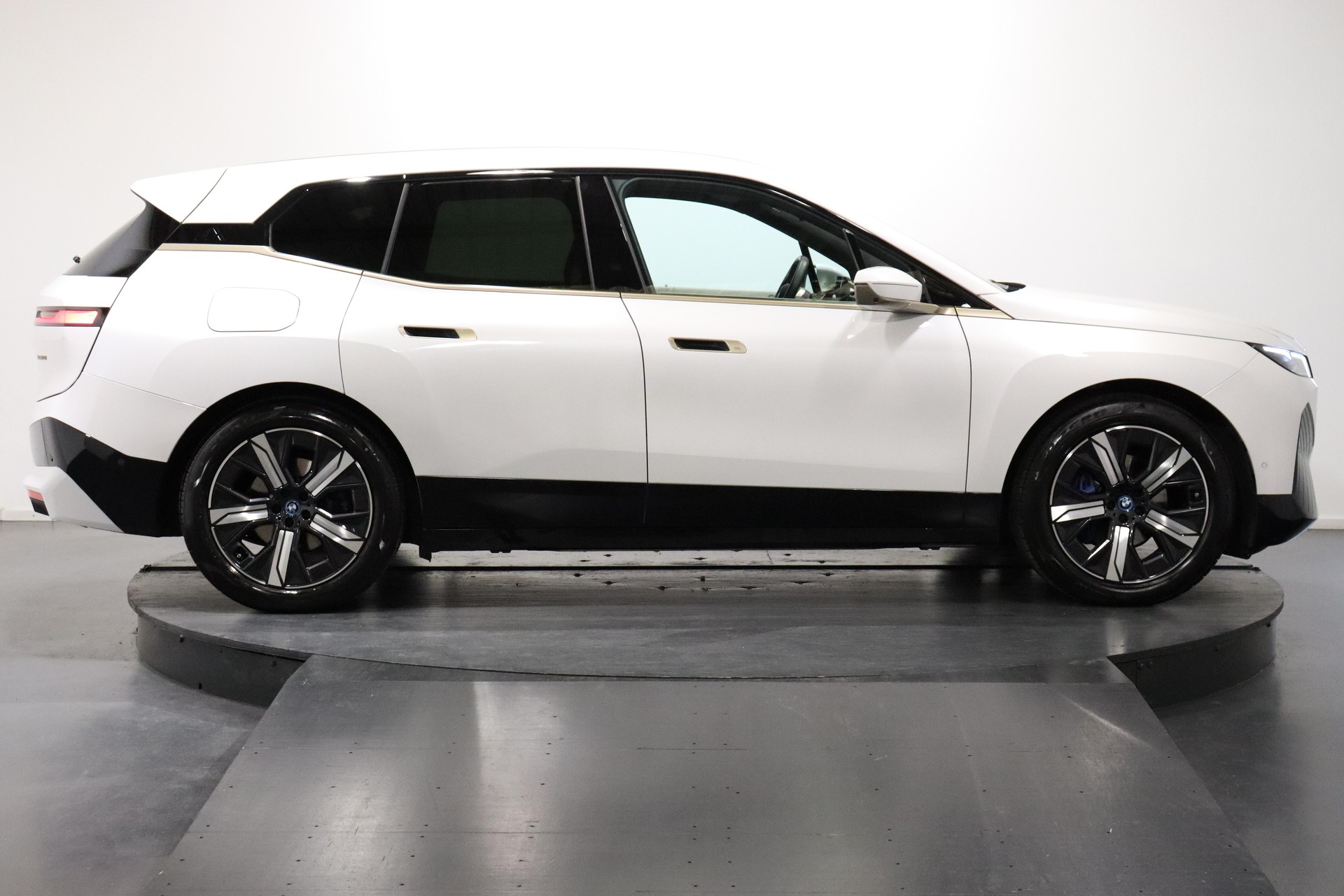 BMW iX xDrive50-image-2