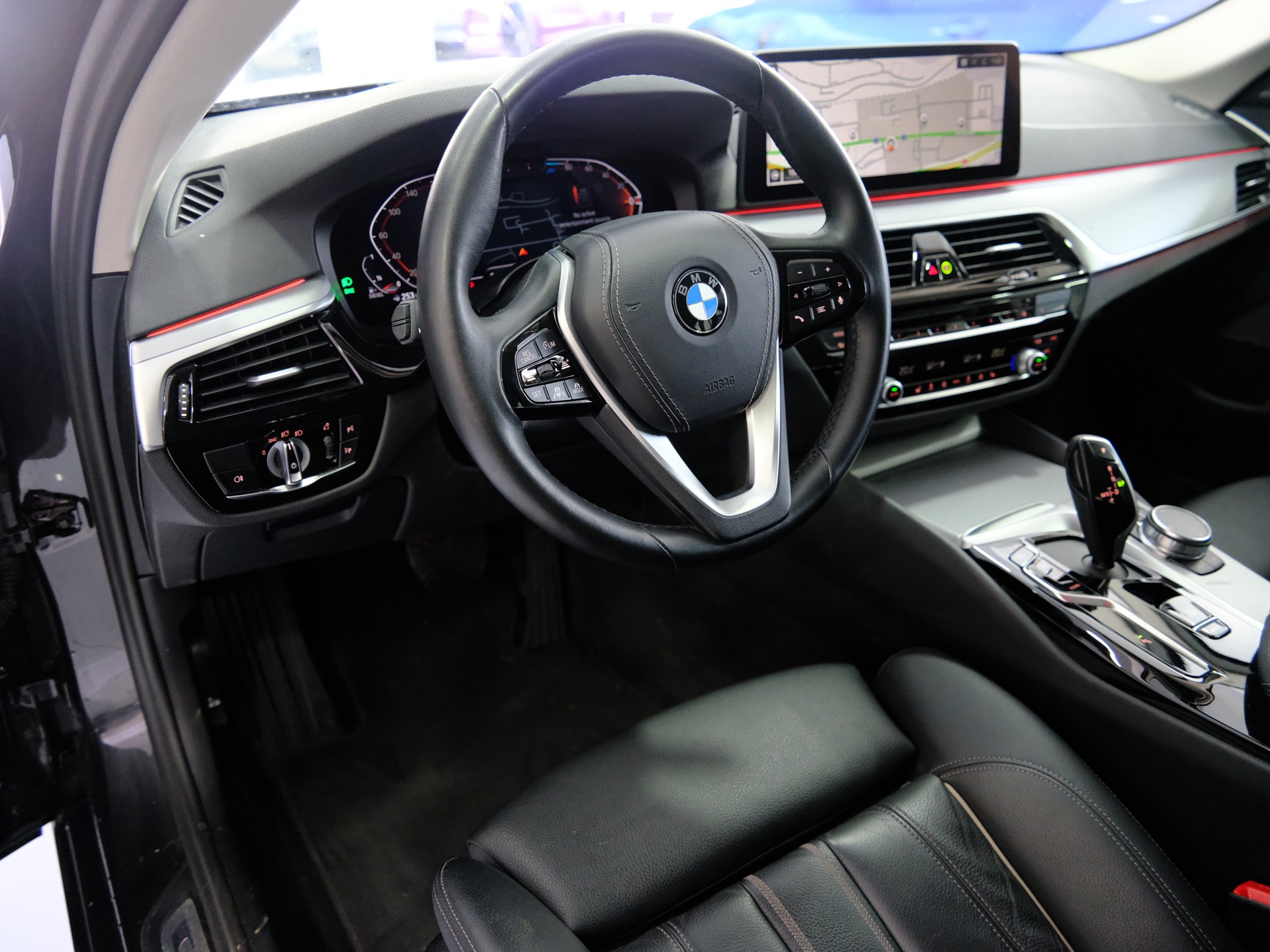 BMW 520d xDrive 48V Touring Steptronic-image-8