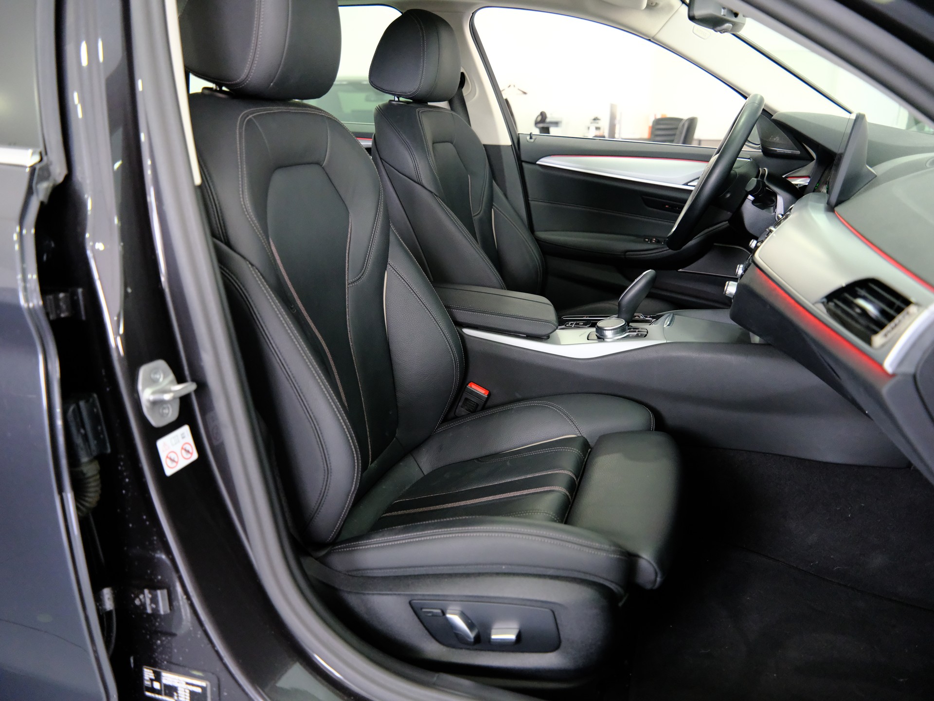 BMW 520d xDrive 48V Touring Steptronic-image-15