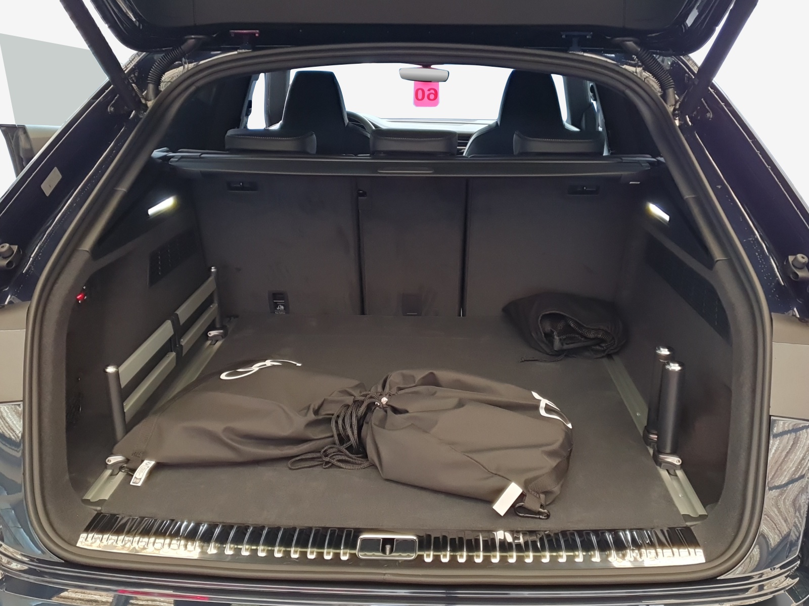 AUDI Q8 SUV TFSI e quattro 290 kW Attraction tiptronic-image-12