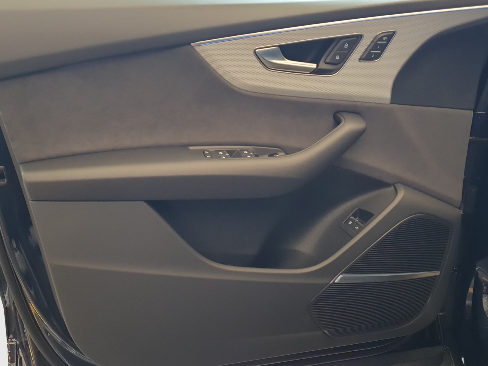 AUDI Q8 SUV TFSI e quattro 290 kW Attraction tiptronic-image-14