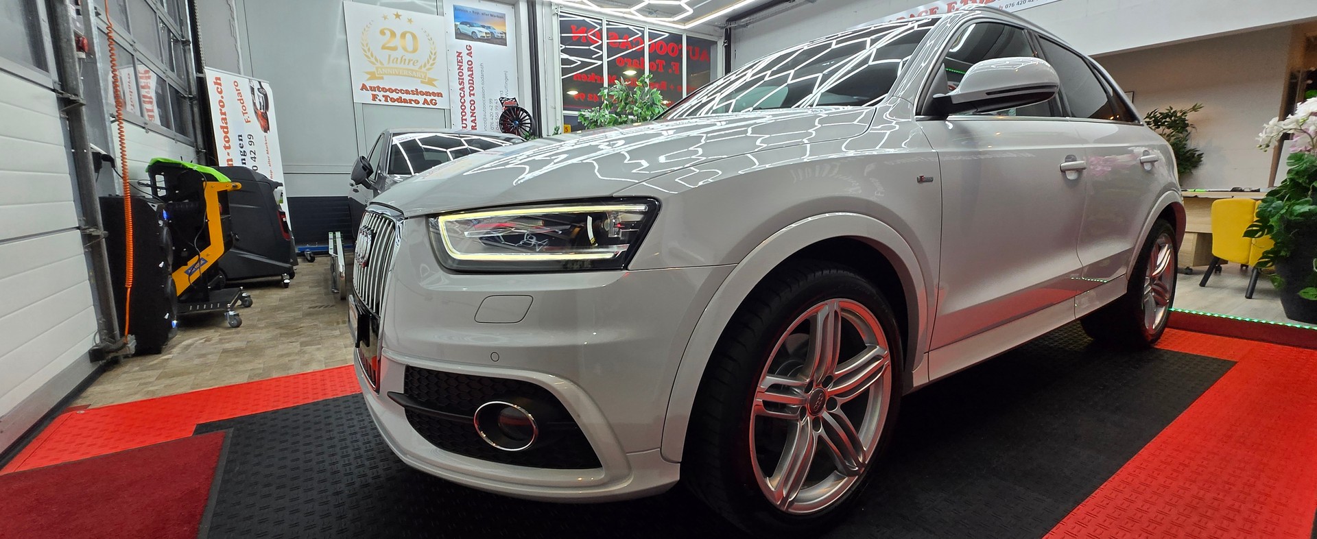 AUDI Q3 2.0 TFSI quattro S-tronic-image-8