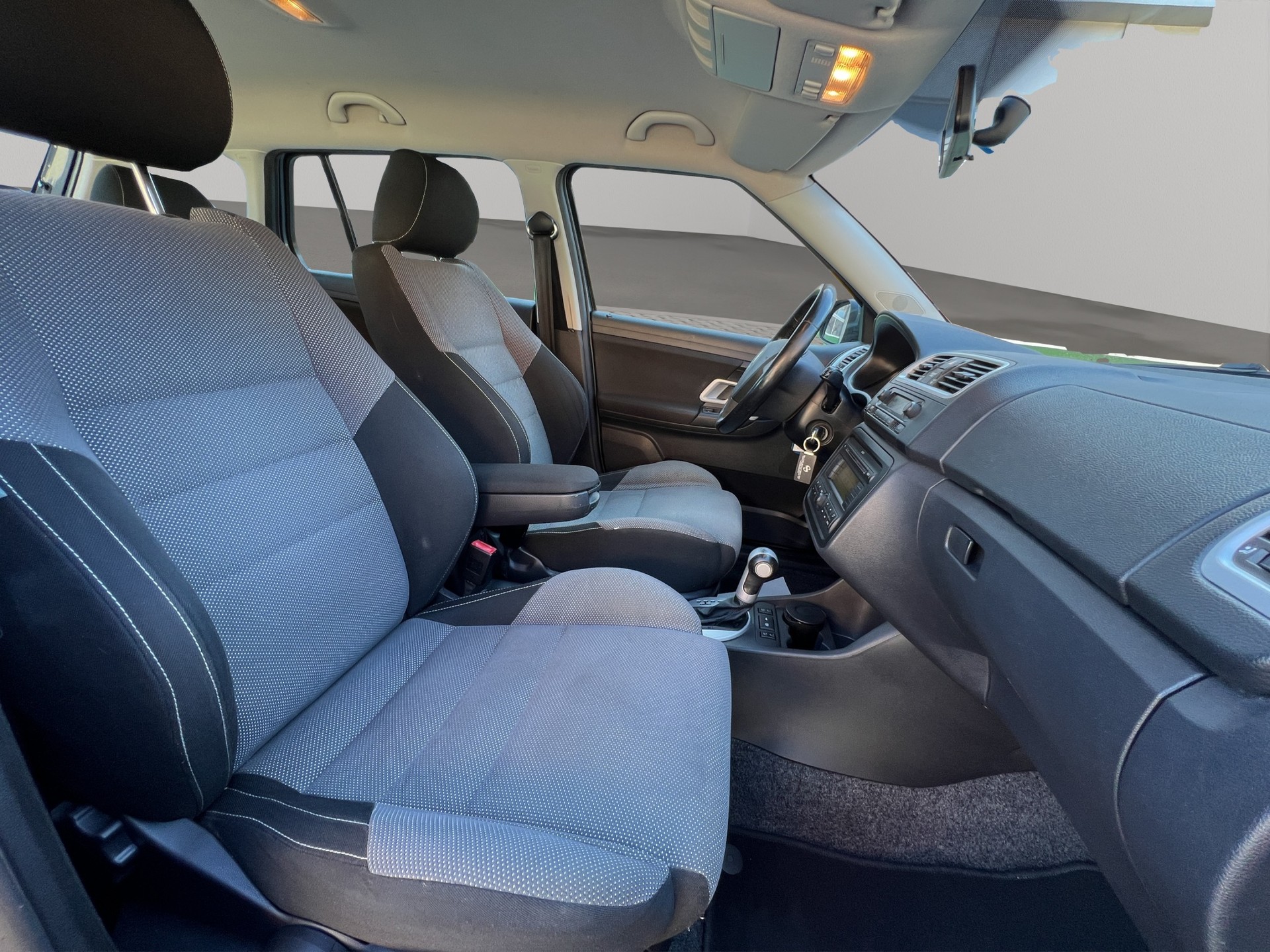 SKODA Fabia 1.6 Elegance Tiptronic-image-11