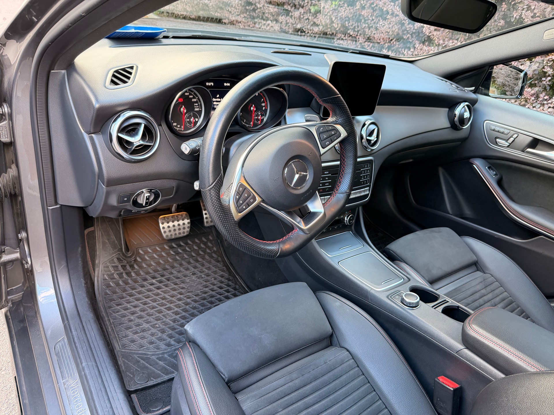 MERCEDES-BENZ GLA 220 AMG Line 4m-image-1