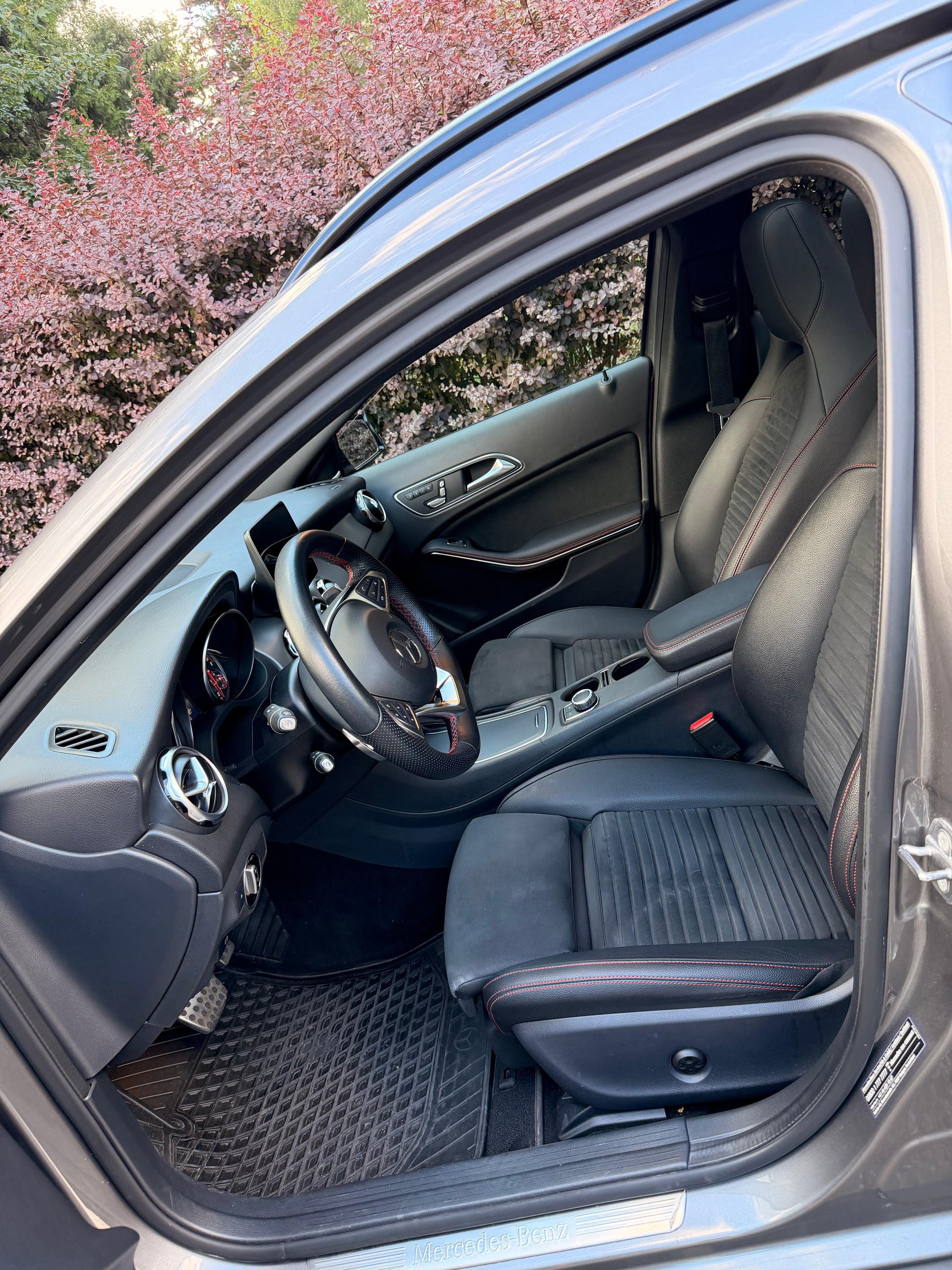 MERCEDES-BENZ GLA 220 AMG Line 4m-image-2