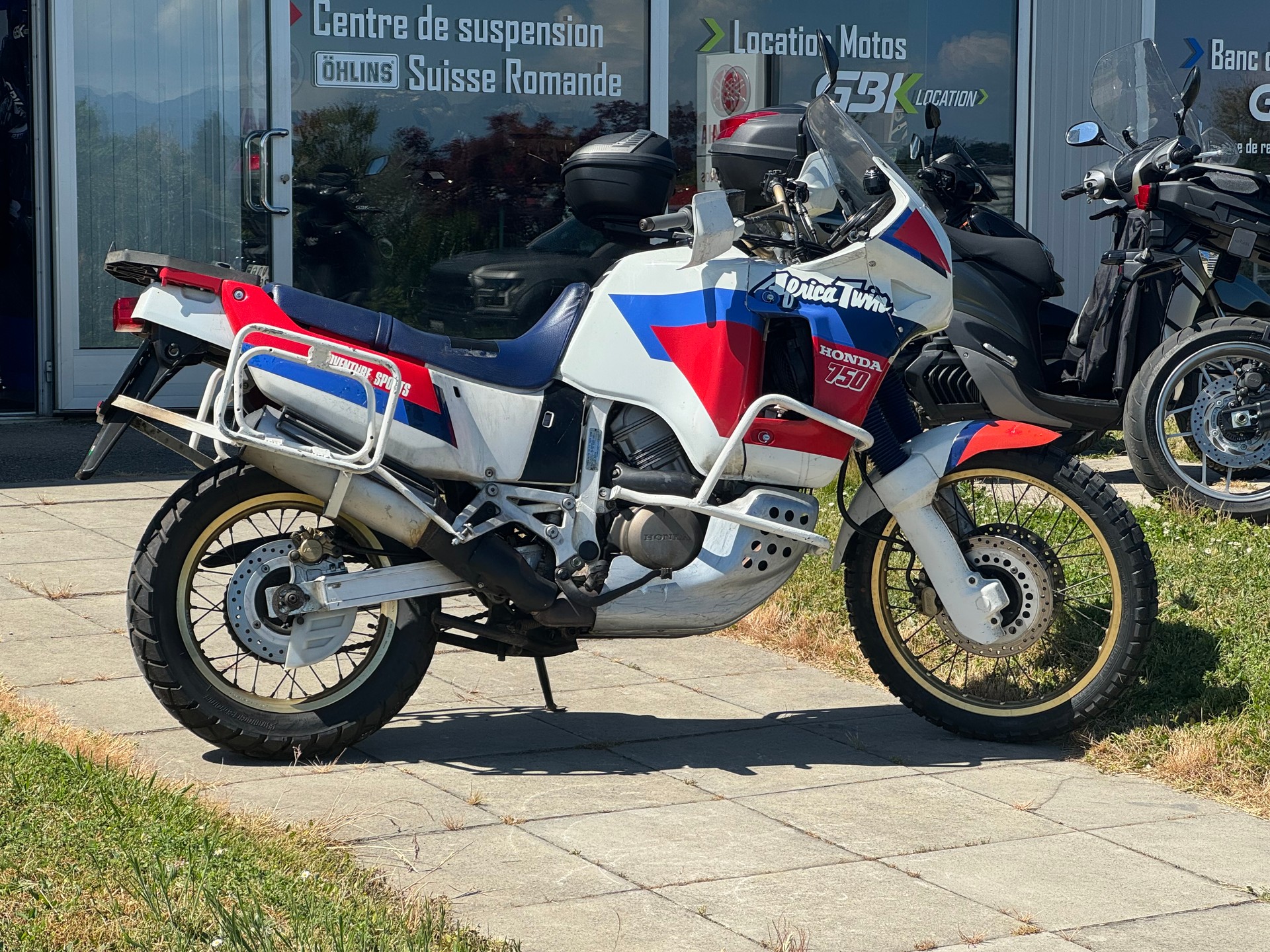 HONDA Africa Twin 750-showroom-element-1