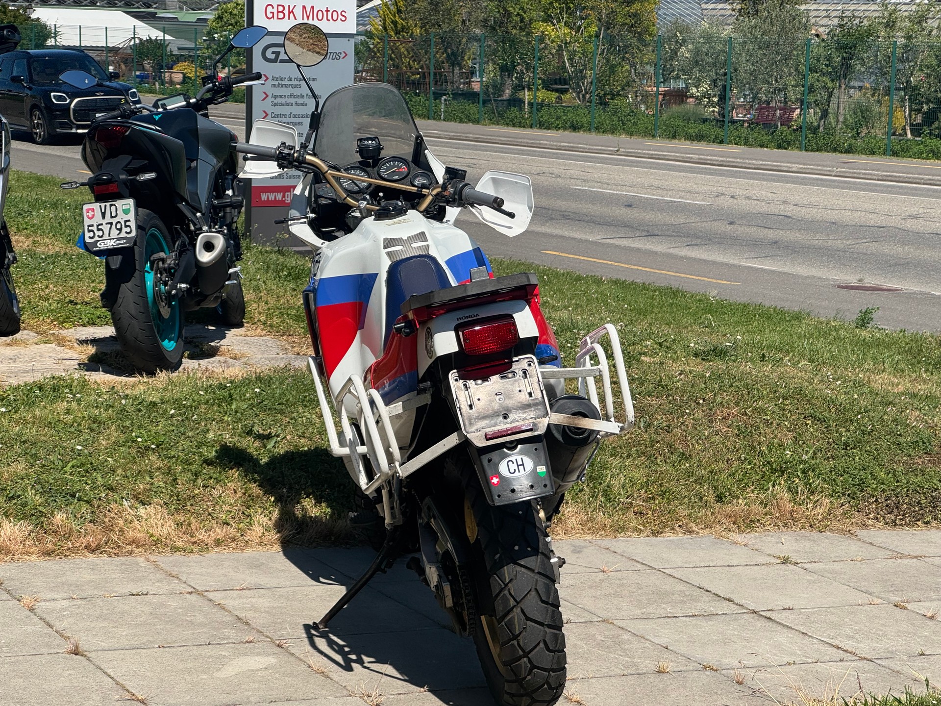 HONDA Africa Twin 750-showroom-element-2
