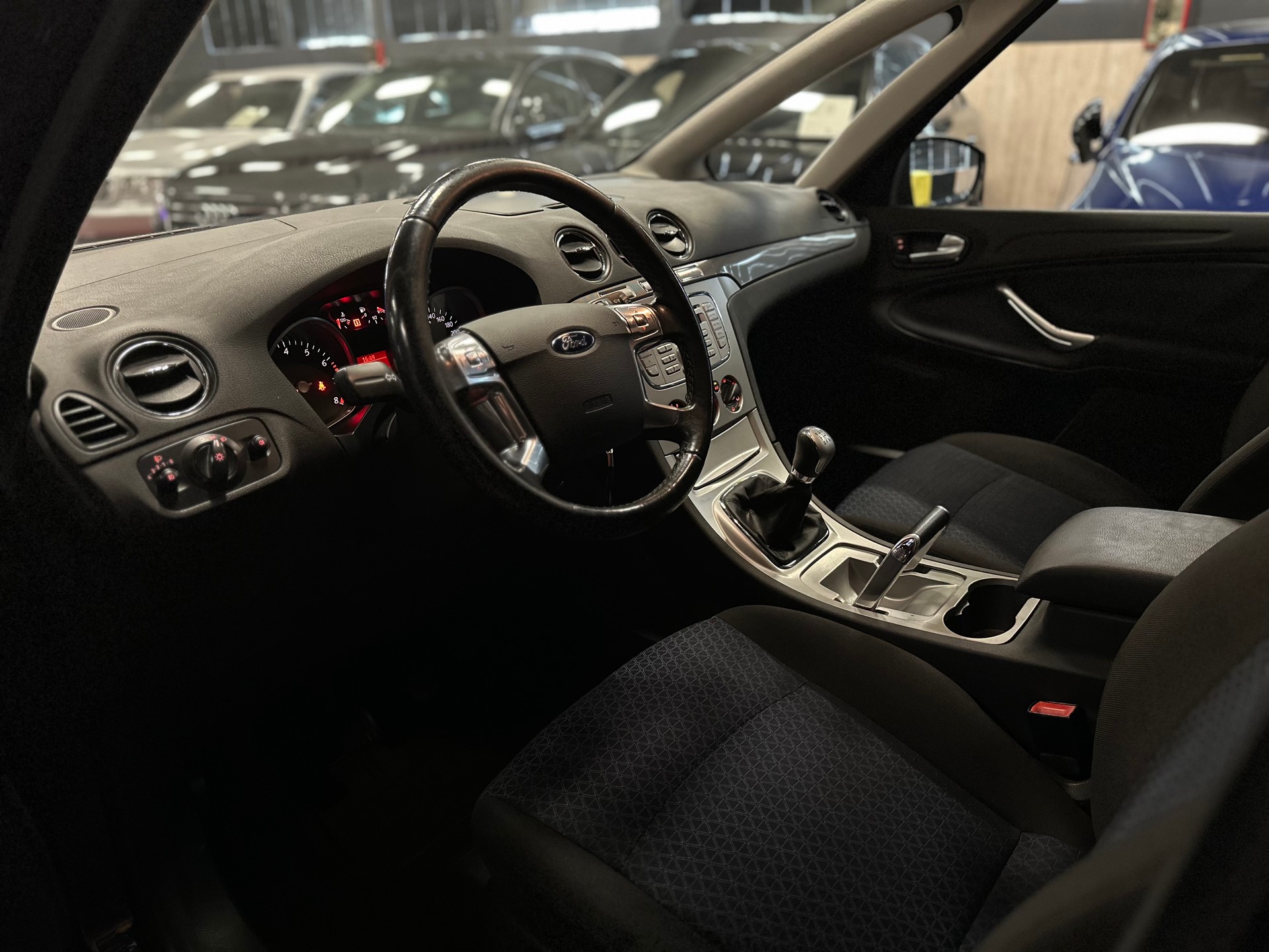FORD S-Max 2.0i DuraTec Trend / ** 7 Sitze - Ab MFK & Frisch ab Service **-image-9