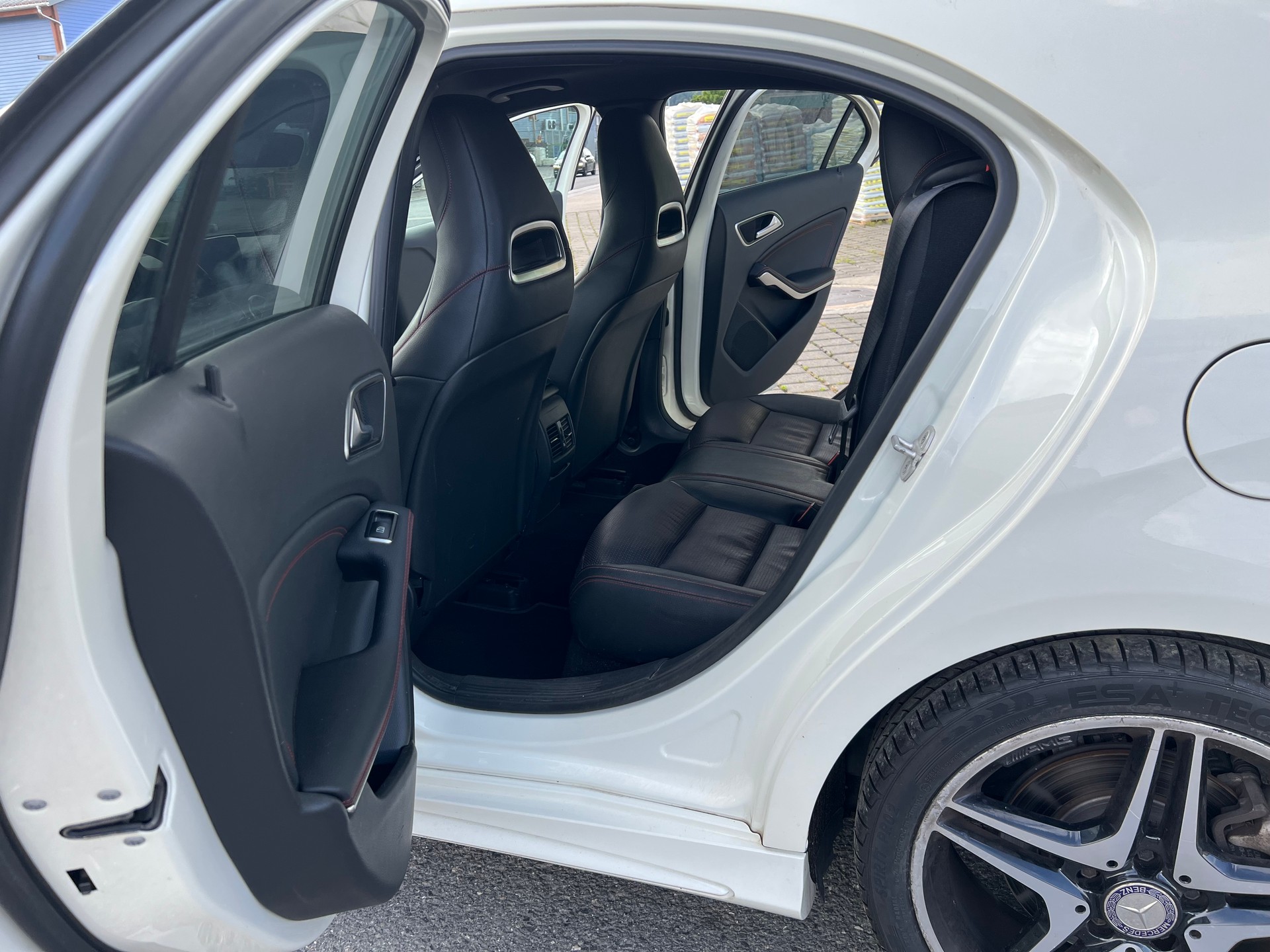 MERCEDES-BENZ A 250 AMG Line 4Matic 7G-DCT-image-10