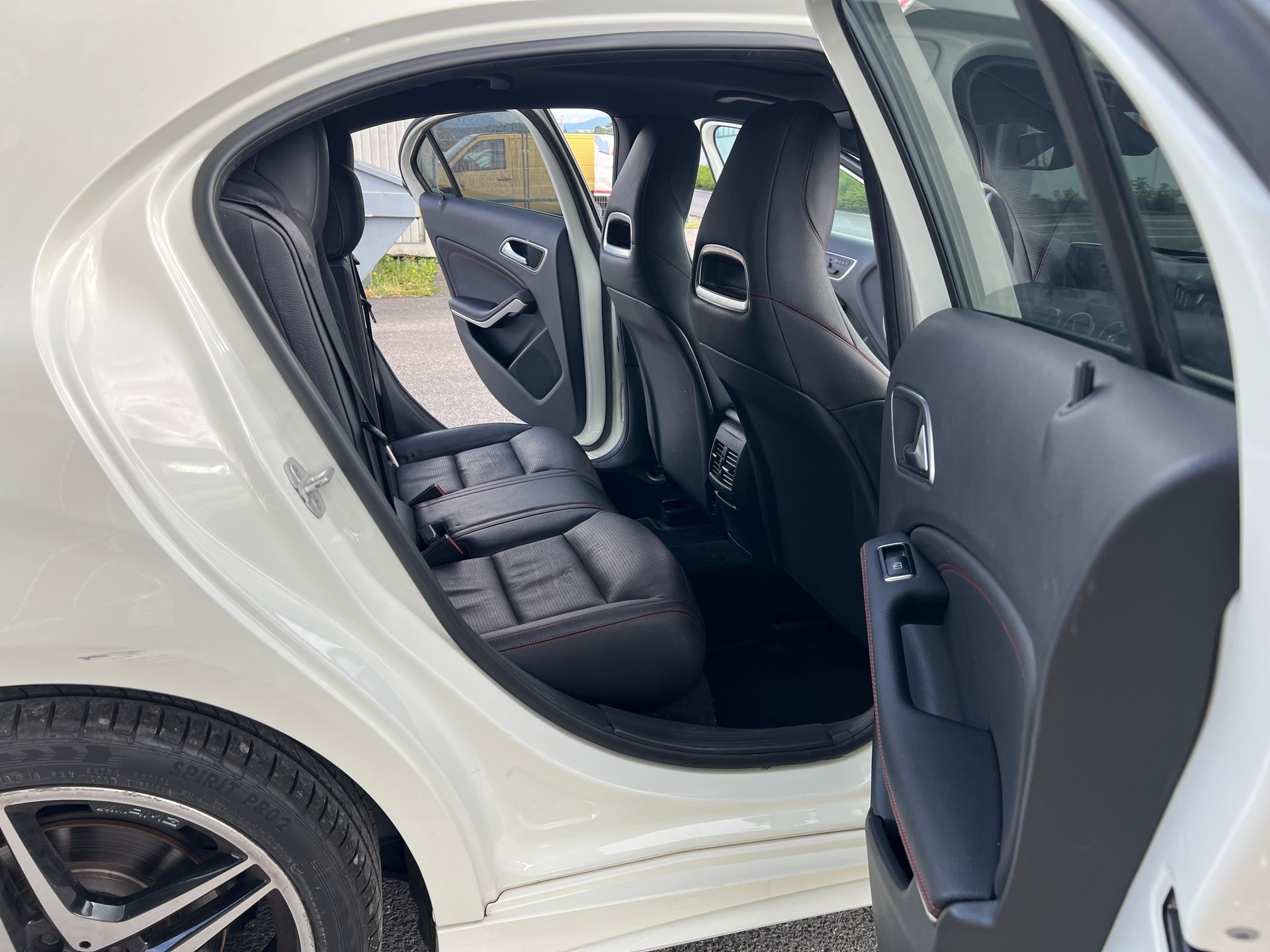 MERCEDES-BENZ A 250 AMG Line 4Matic 7G-DCT-image-11