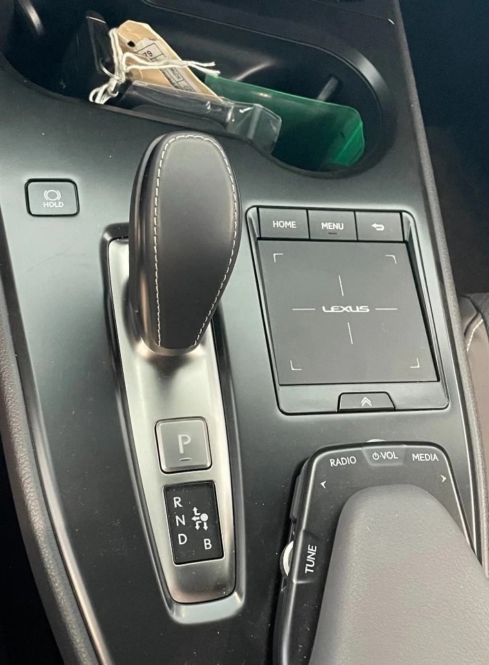 LEXUS UX 300e Excellence Automatic-image-16