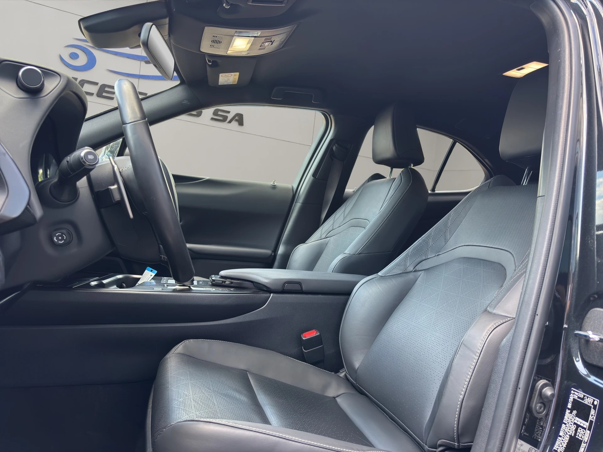 LEXUS UX 300e Excellence Automatic-image-11
