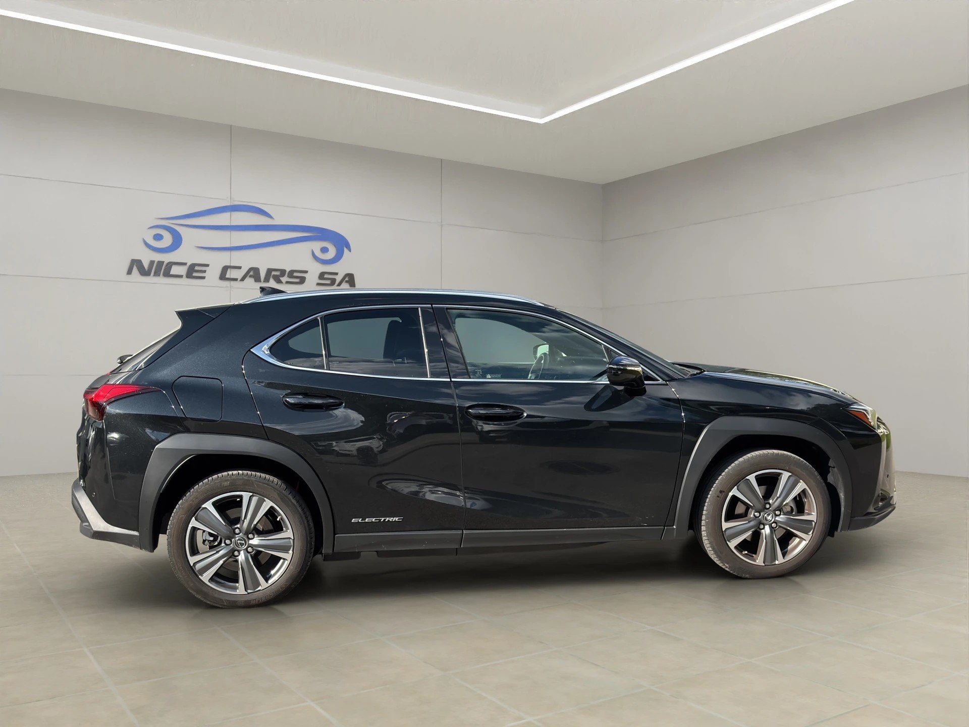 LEXUS UX 300e Excellence Automatic-image-3
