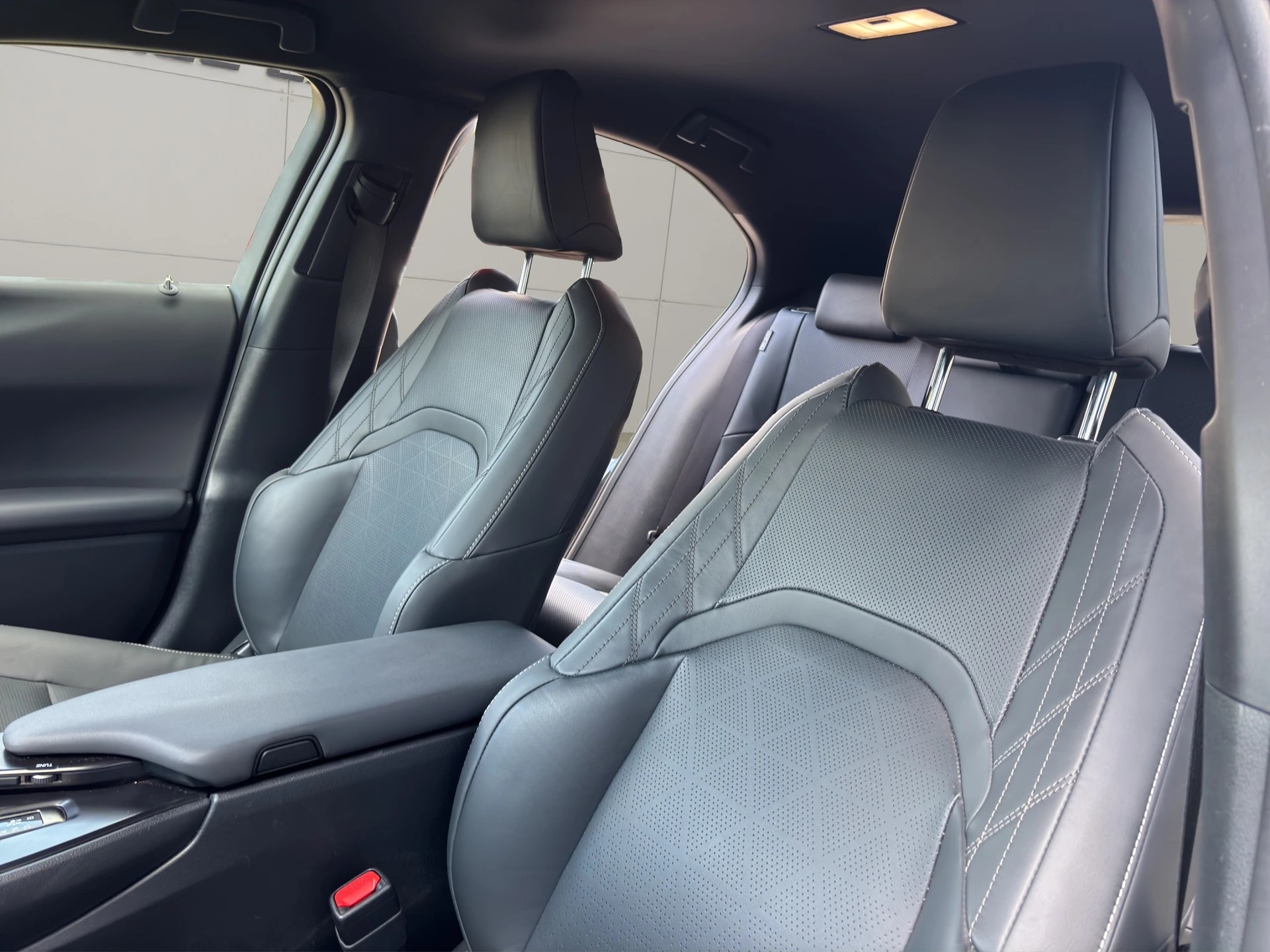 LEXUS UX 300e Excellence Automatic-image-22