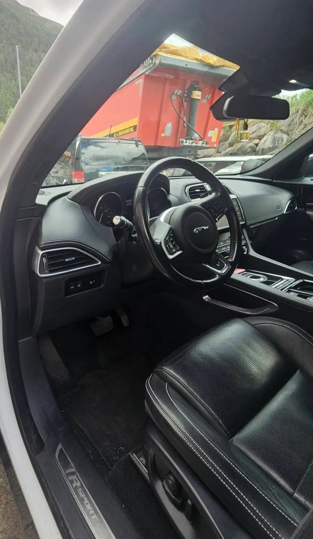 JAGUAR F-PACE-image-1