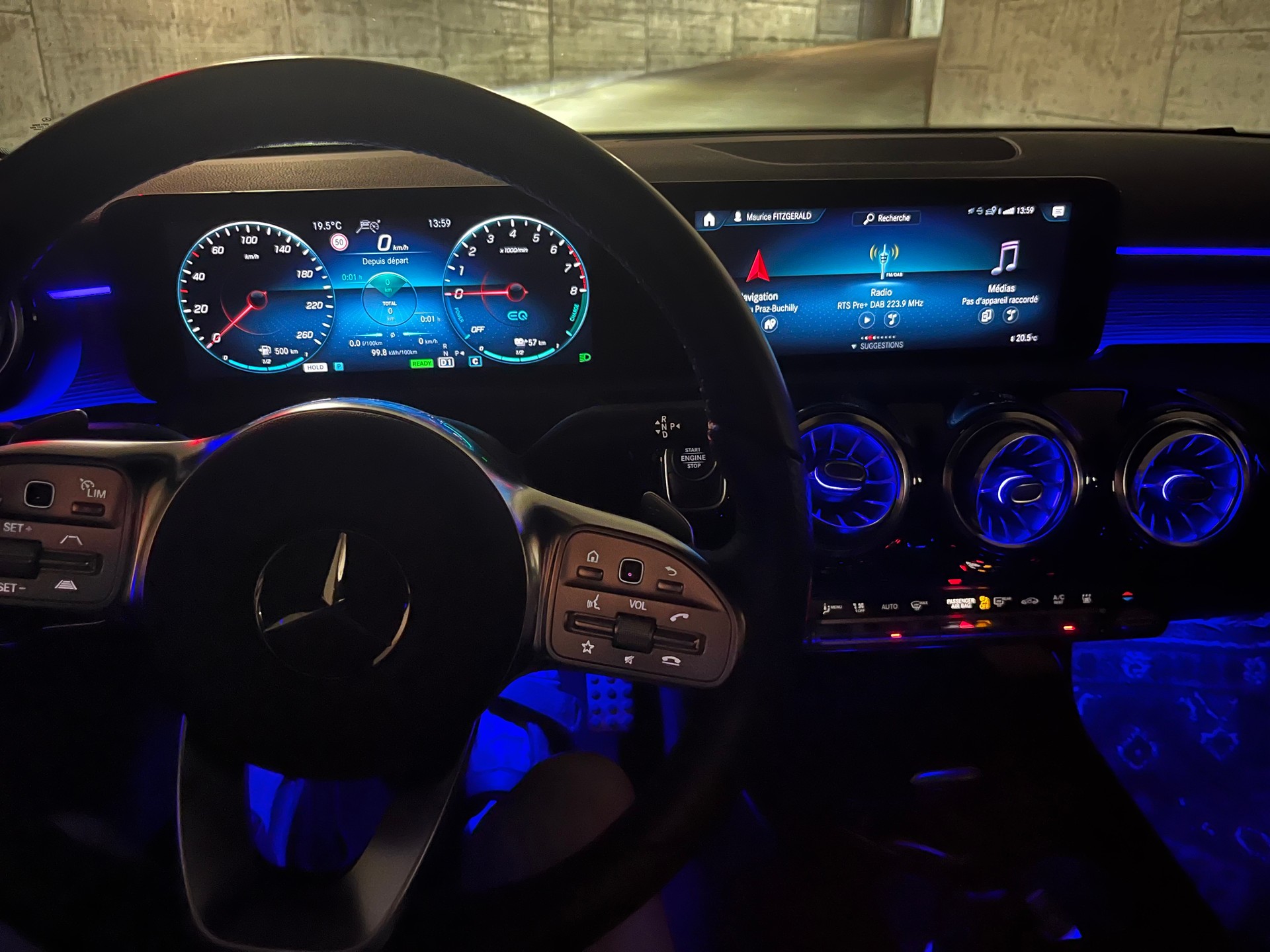MERCEDES-BENZ A 250 e AMG Line-image-5