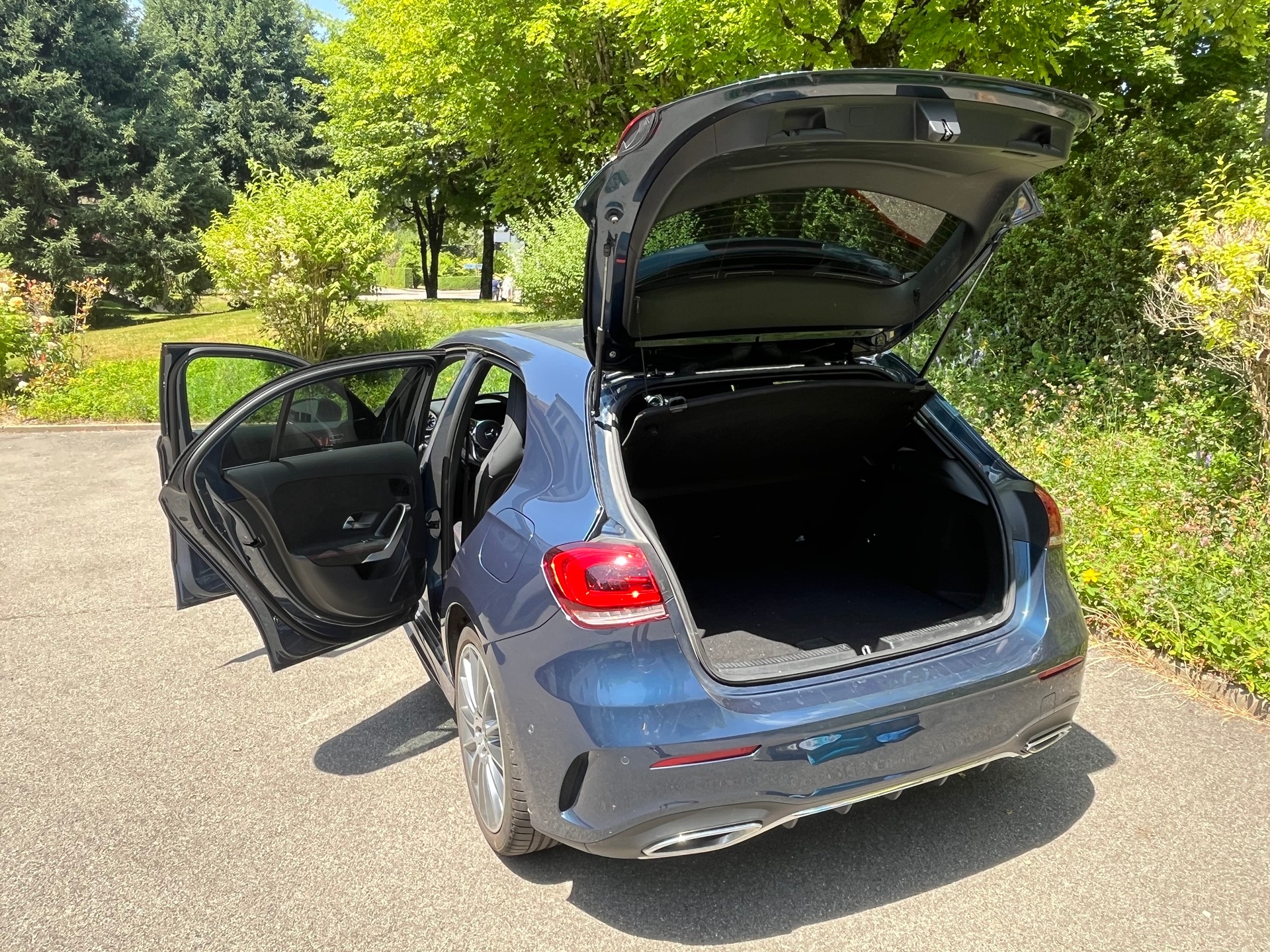 MERCEDES-BENZ A 250 e AMG Line-image-1