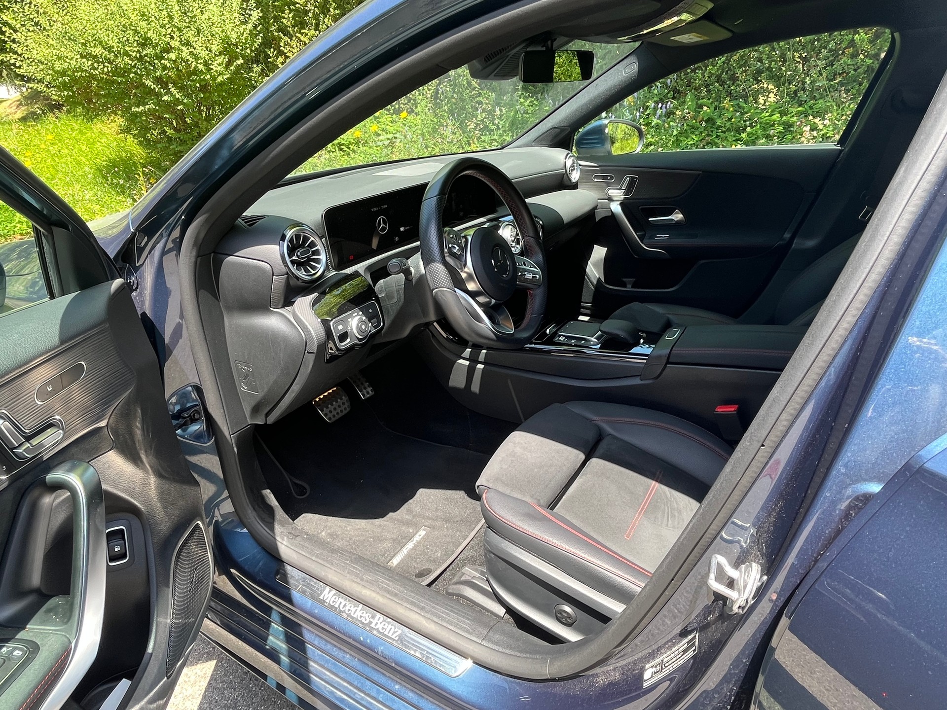 MERCEDES-BENZ A 250 e AMG Line-image-2