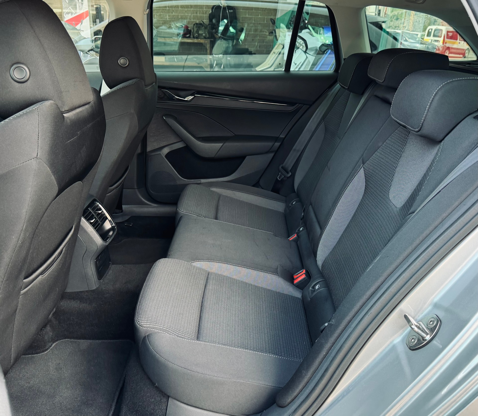 SKODA Octavia Combi 2.0 TDI DSG Ambition 4x4-image-8