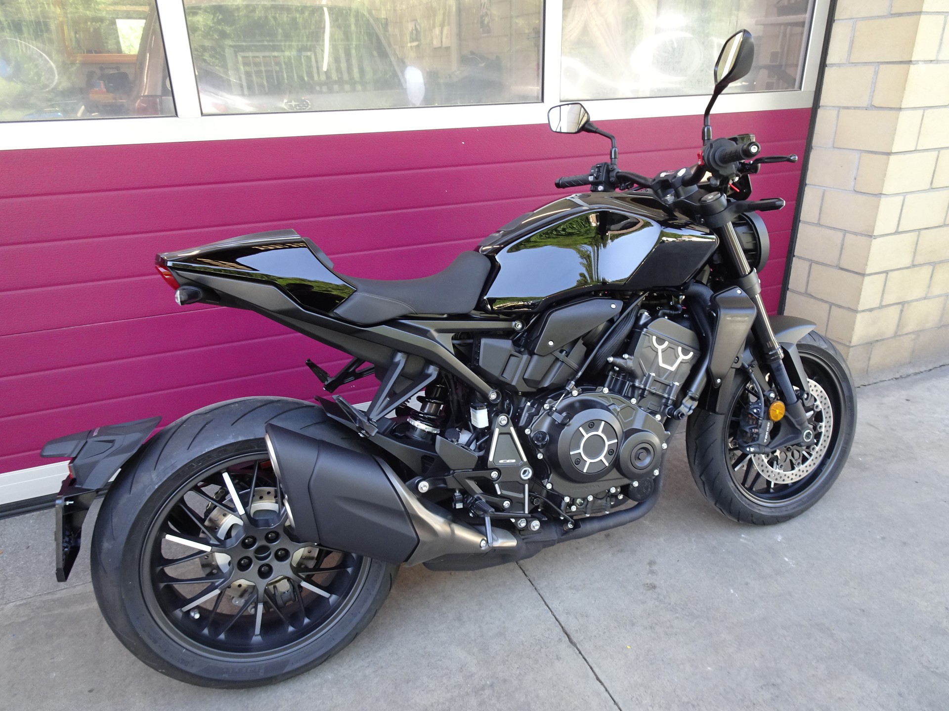 HONDA CB 1000 R Black Edition-showroom-element-3