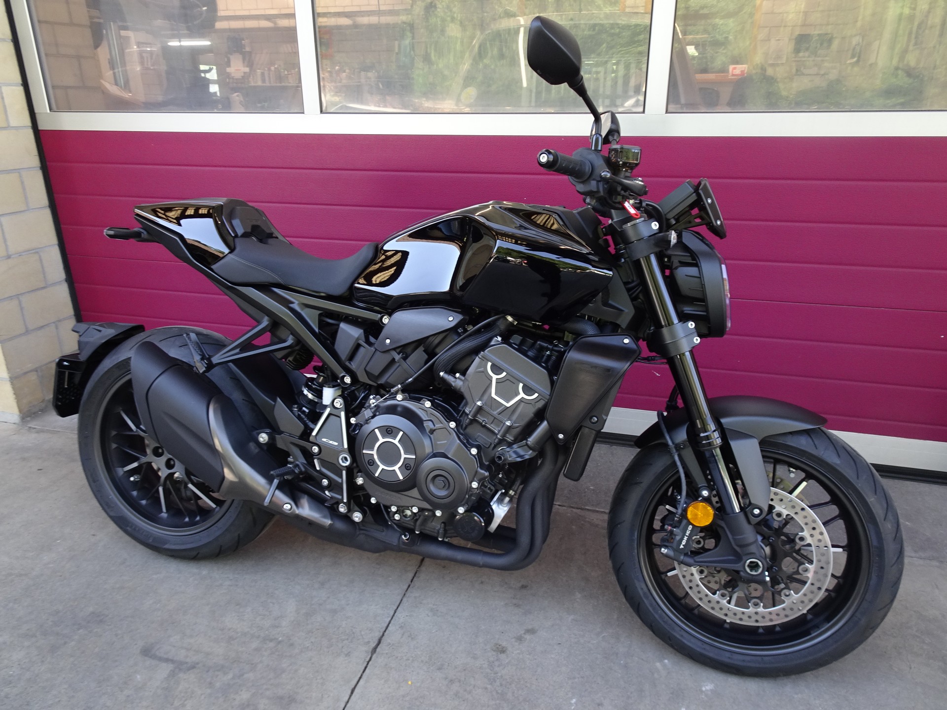 HONDA CB 1000 R Black Edition-showroom-element-2
