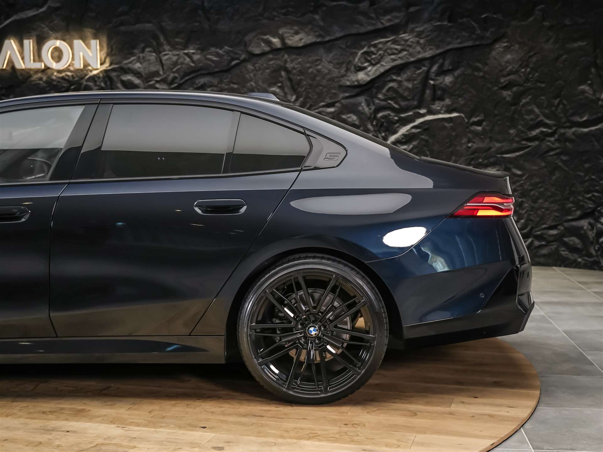 BMW 520i M Sport Steptronic *Werksgarantie*21" Felgen*El. Sitze mit Memory*-image-17