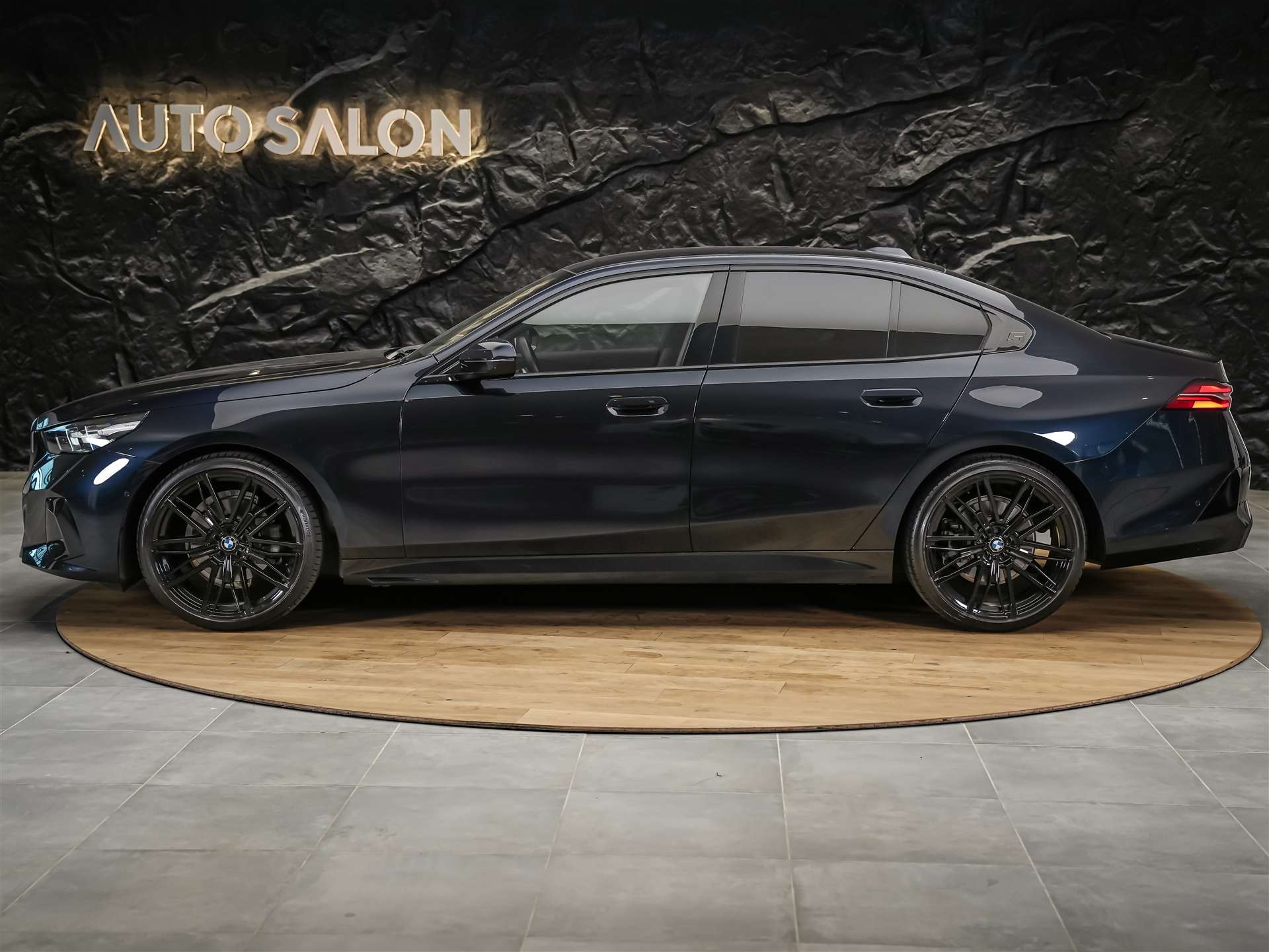 BMW 520i M Sport Steptronic *Werksgarantie*21" Felgen*El. Sitze mit Memory*-showroom-element-2