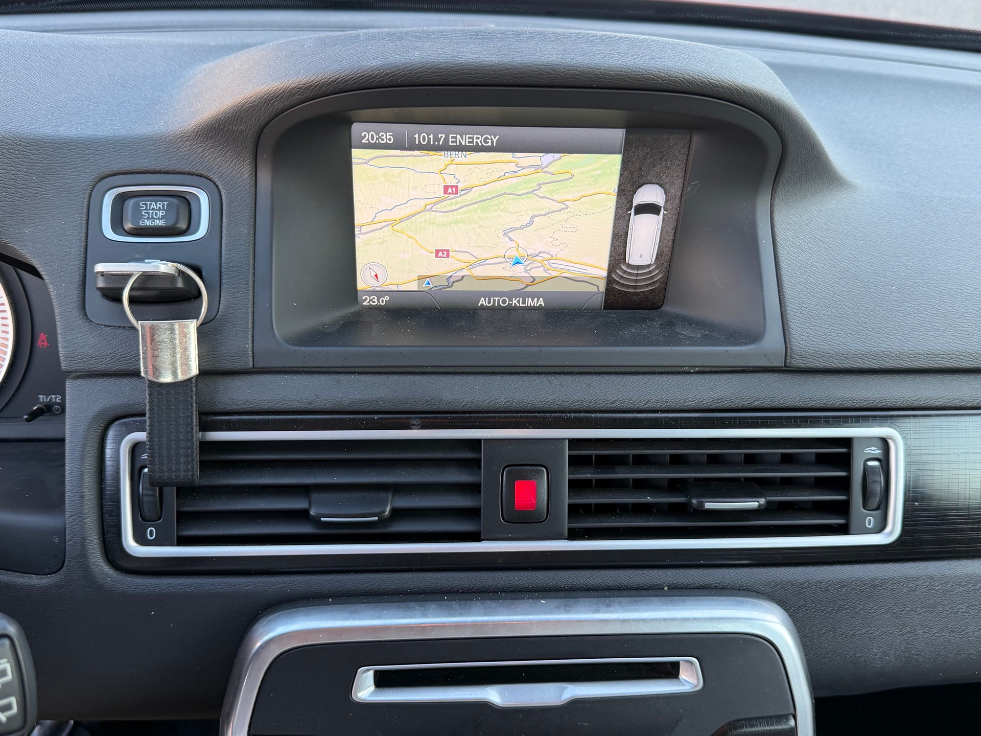 VOLVO XC70-image-9