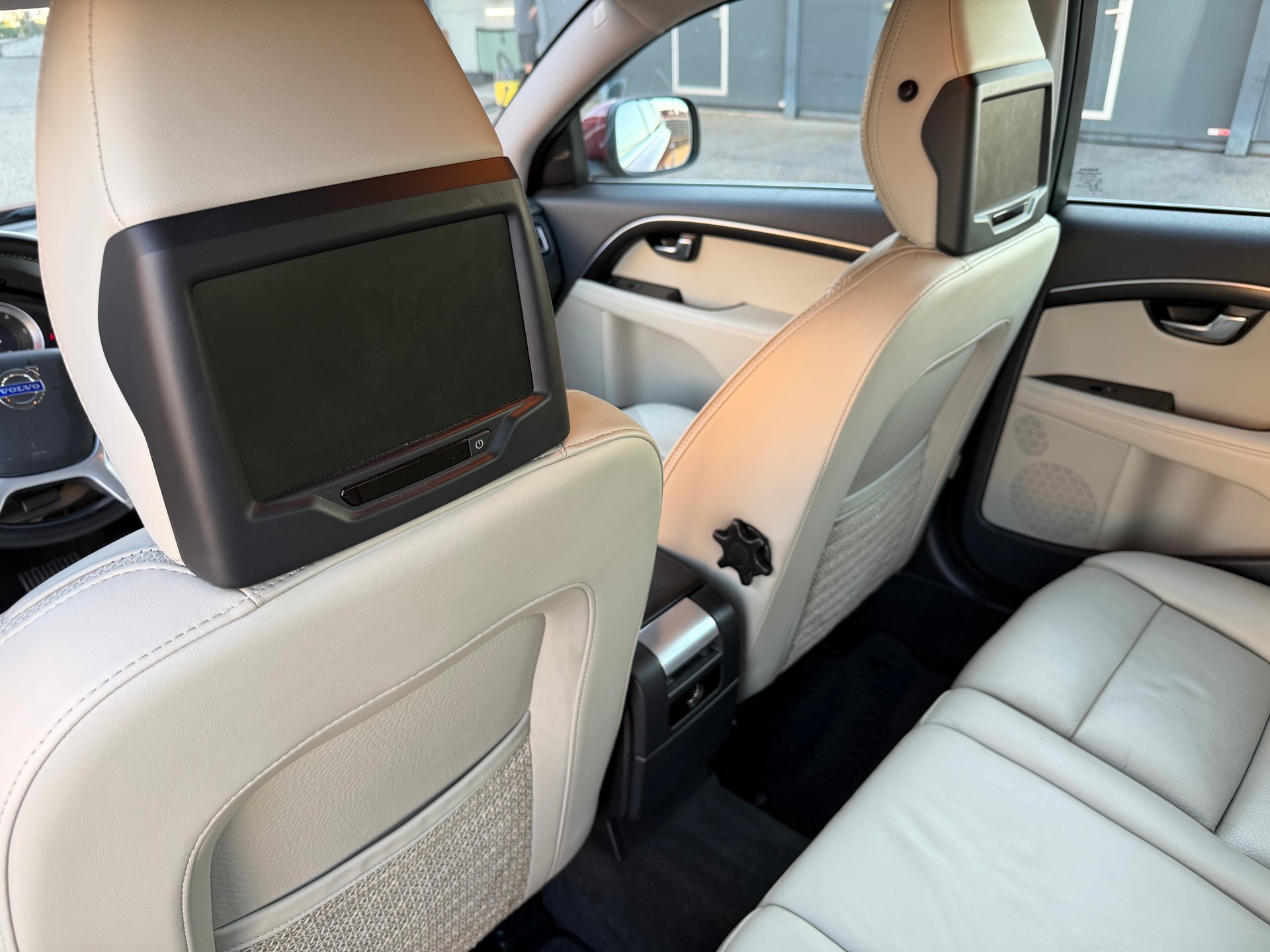 VOLVO XC70-image-11