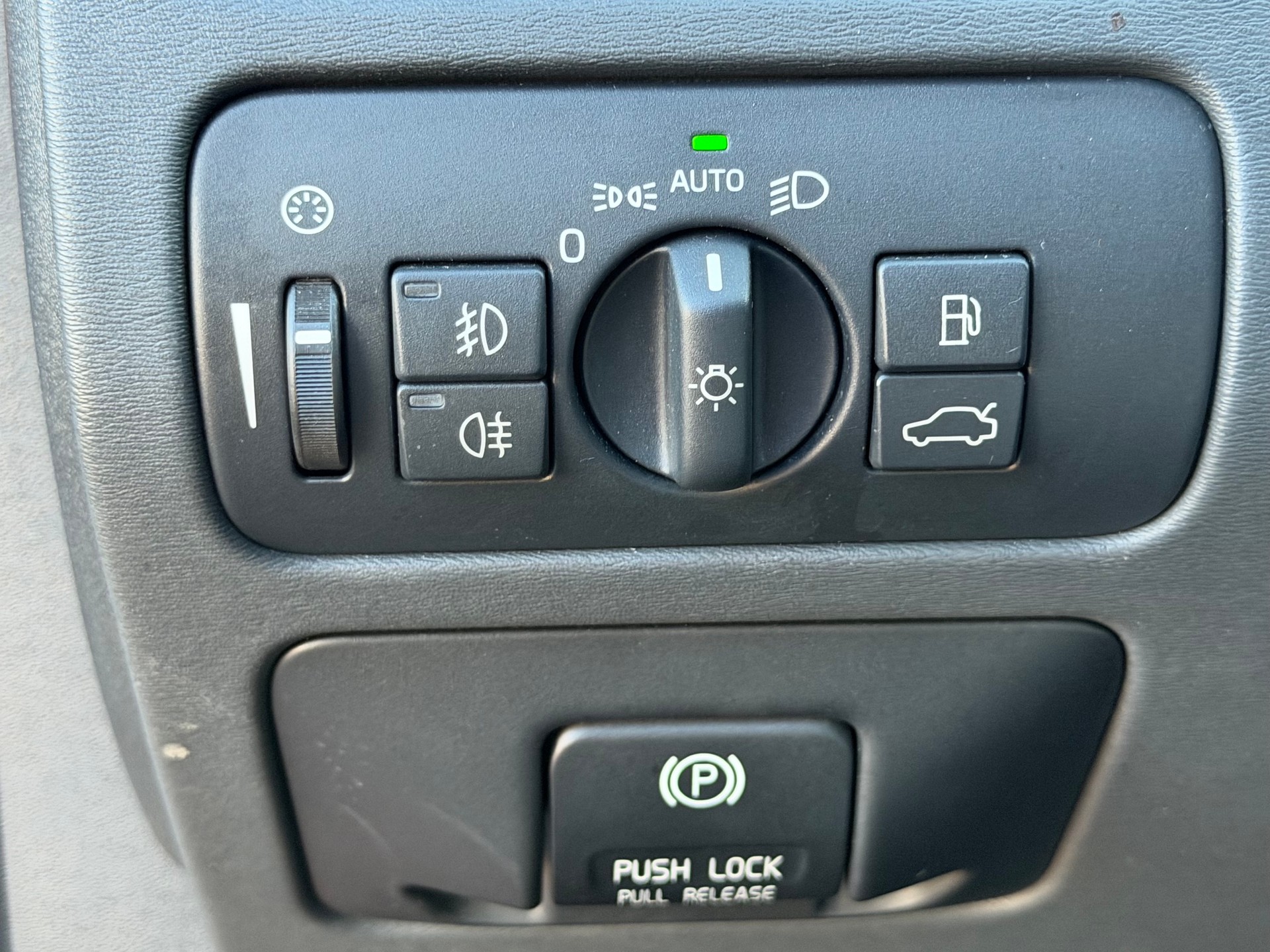 VOLVO XC70-image-17