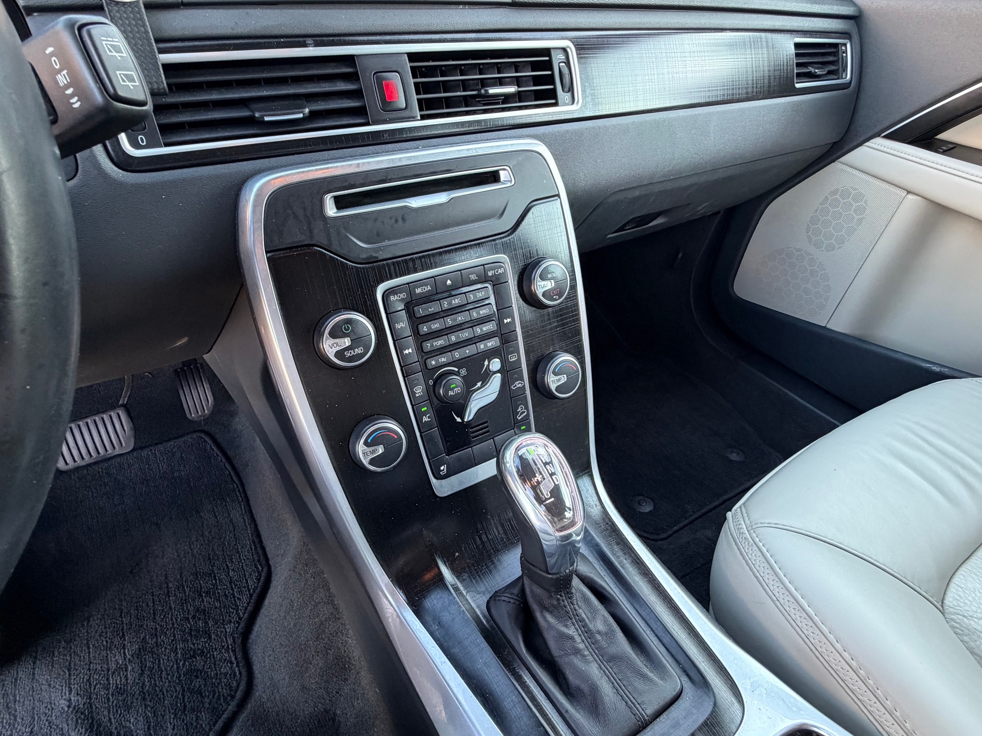 VOLVO XC70-image-8