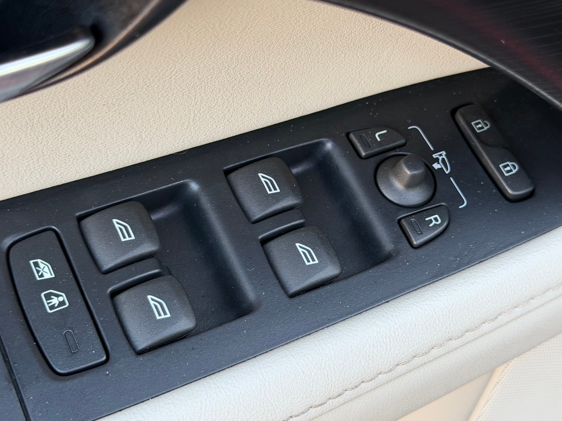 VOLVO XC70-image-14