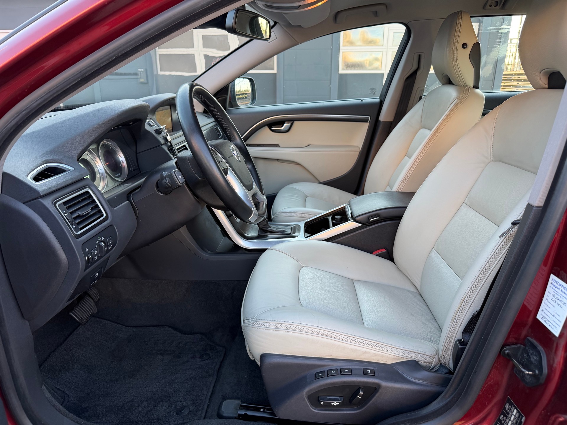 VOLVO XC70-image-6