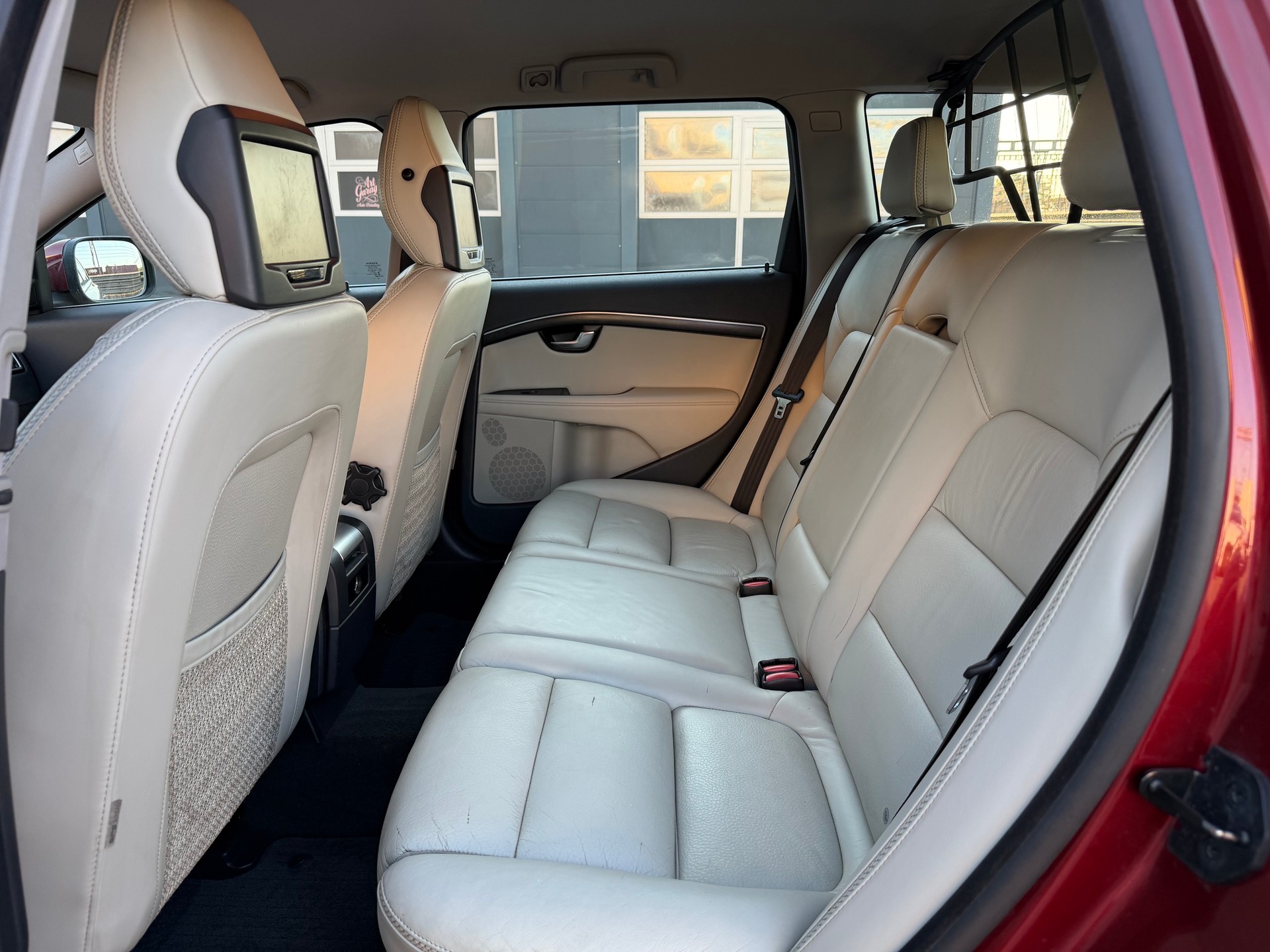 VOLVO XC70-image-10