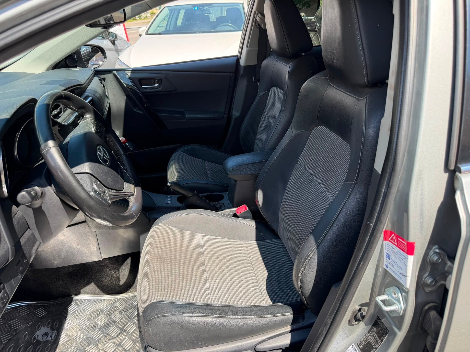 TOYOTA Auris Touring Sports 1.8 HSD Sol e-CVT-image-12