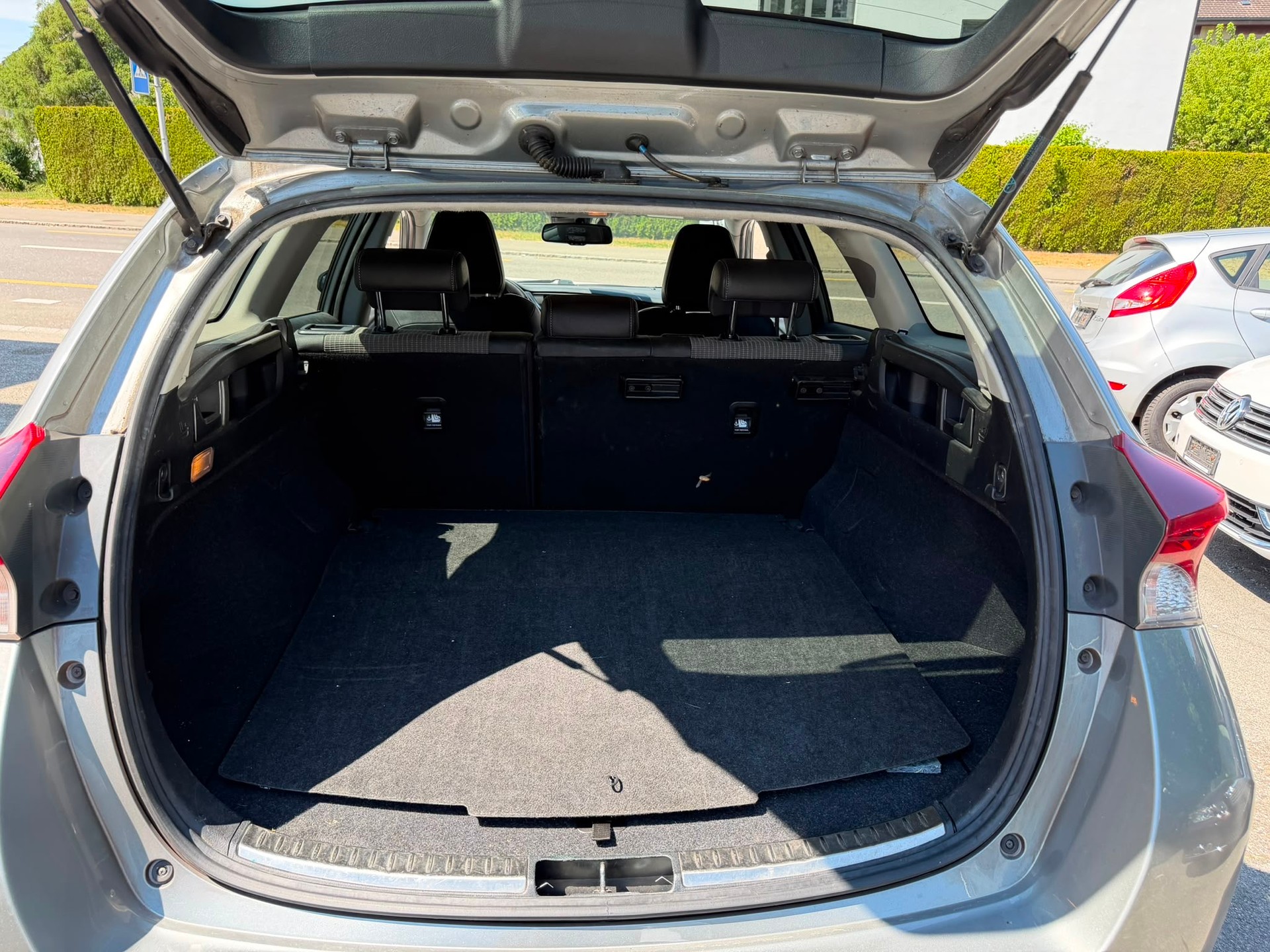 TOYOTA Auris Touring Sports 1.8 HSD Sol e-CVT-image-9