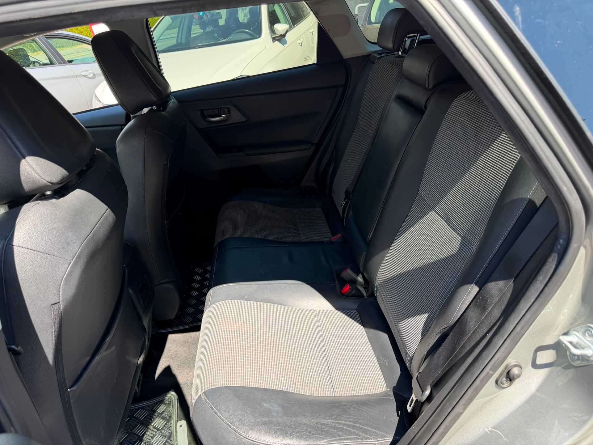 TOYOTA Auris Touring Sports 1.8 HSD Sol e-CVT-image-8