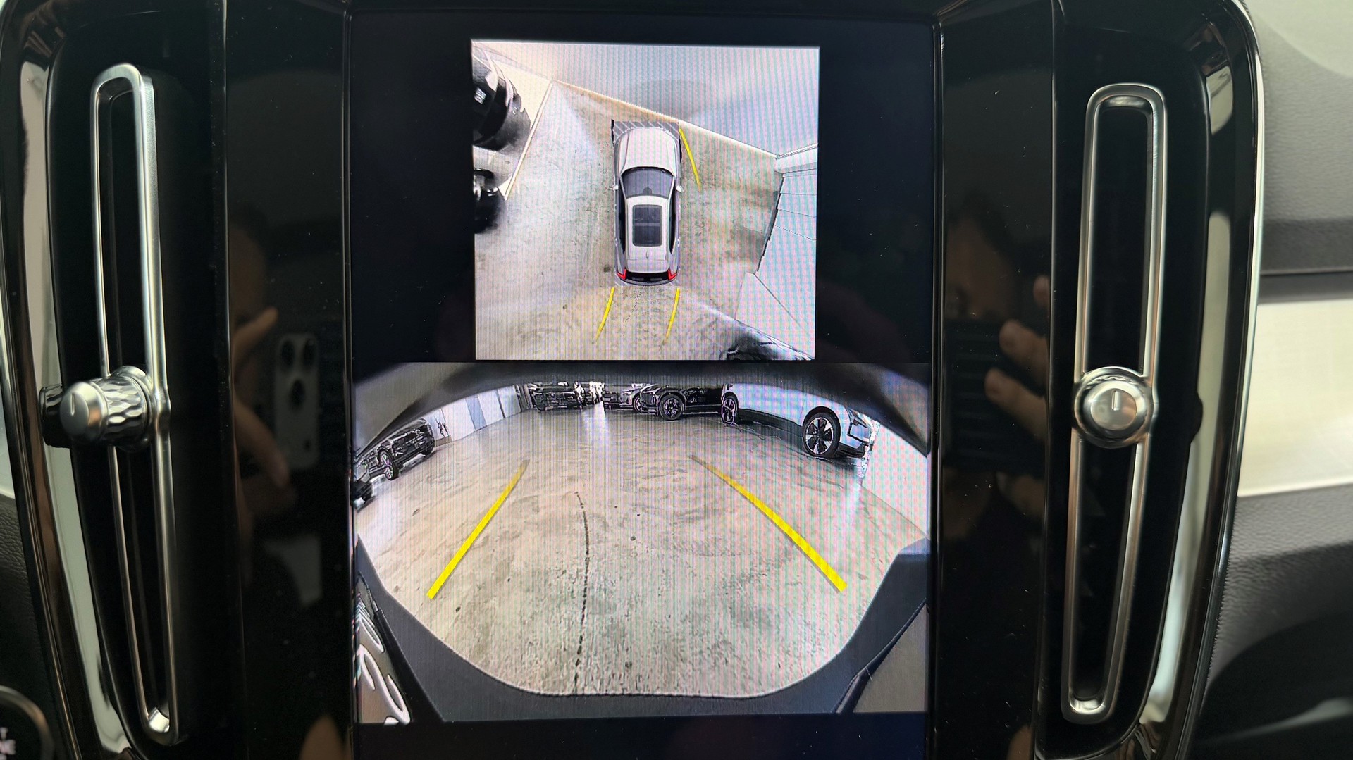 VOLVO XC40 2.0 B3 MH Plus Dark-image-11