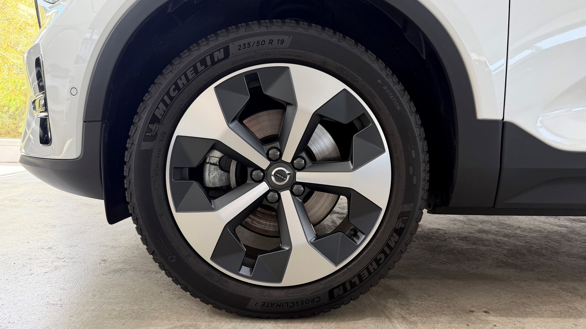 VOLVO XC40 2.0 B3 MH Plus Dark-image-9