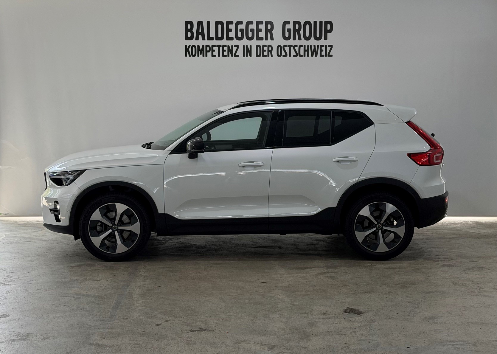 VOLVO XC40 2.0 B3 MH Plus Dark-image-2