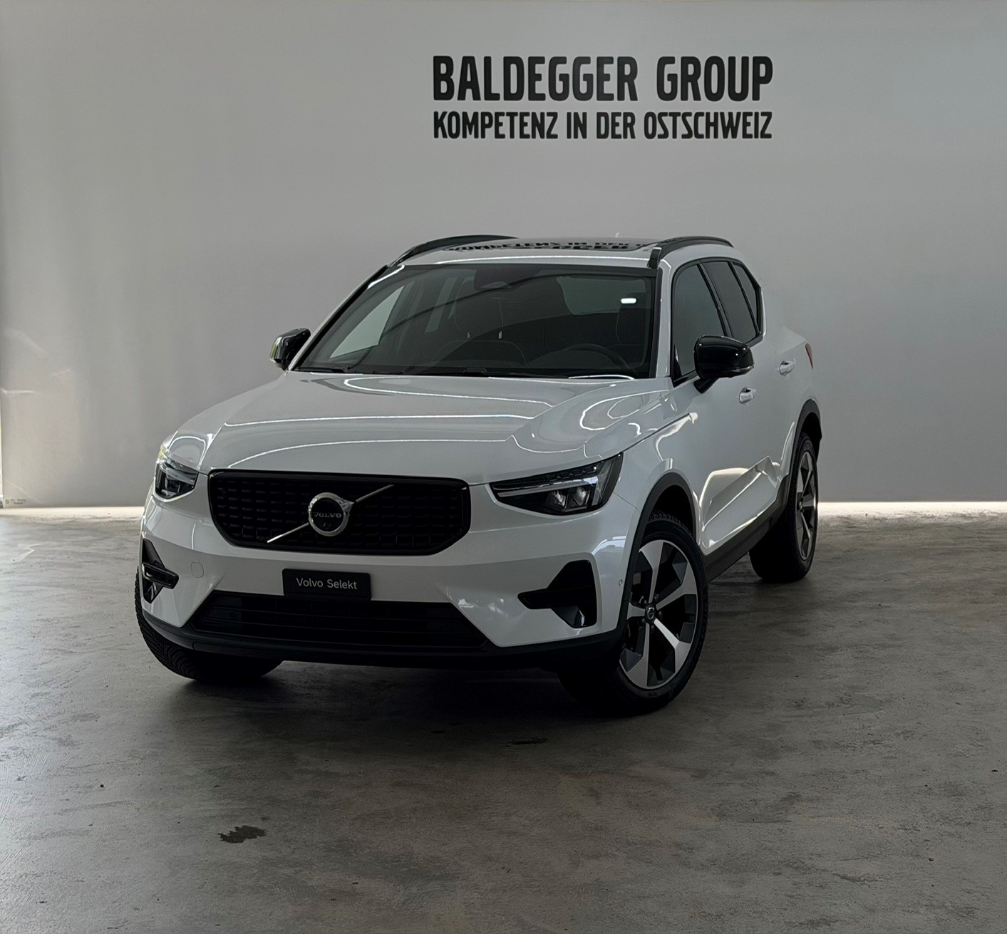 VOLVO XC40 2.0 B3 MH Plus Dark-image-0