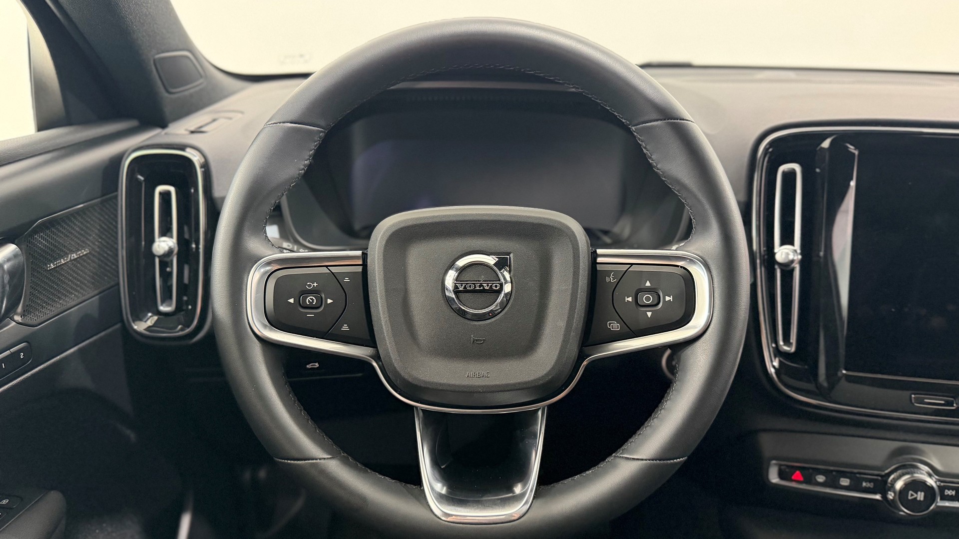 VOLVO XC40 2.0 B3 MH Plus Dark-image-10
