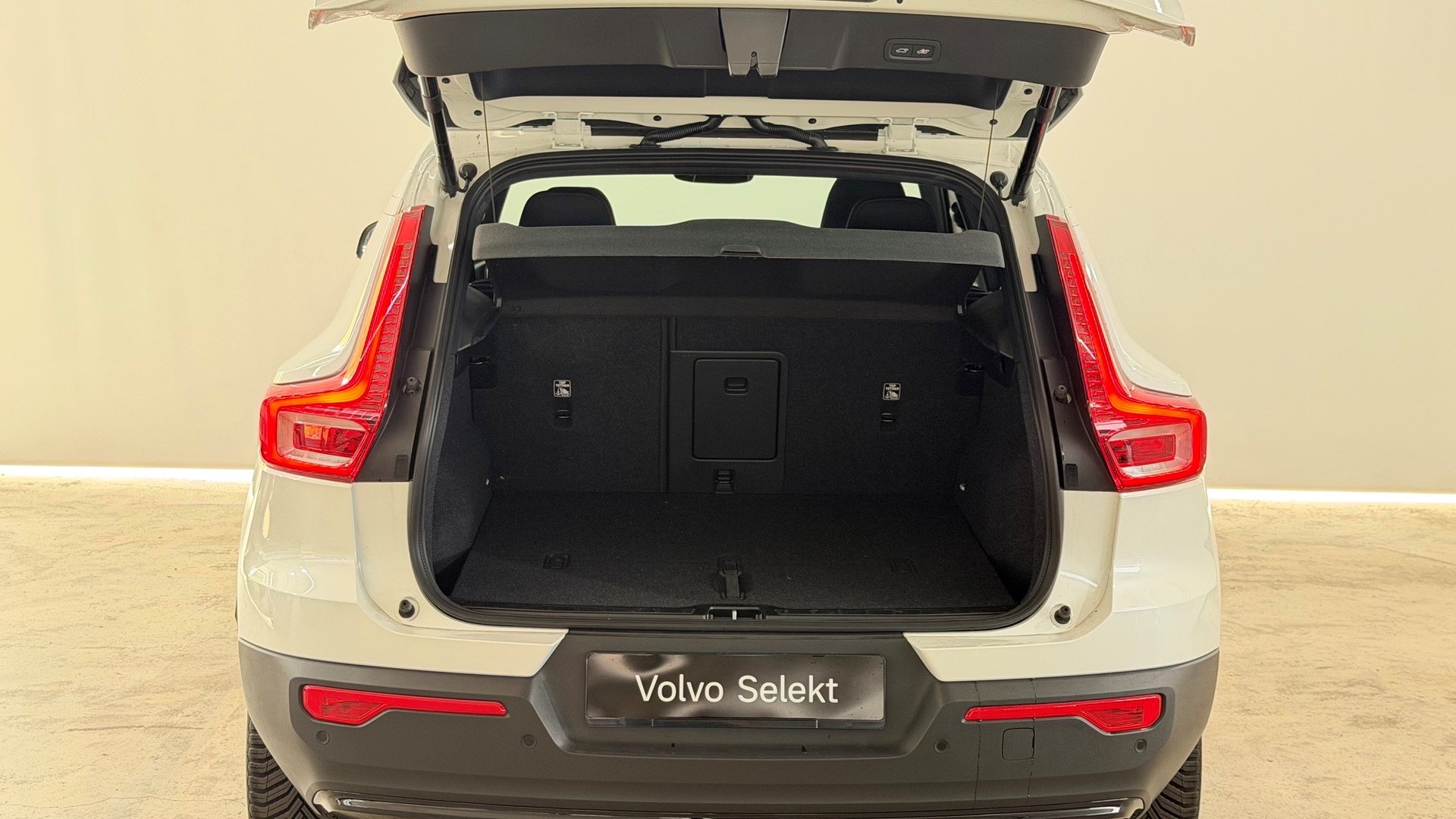 VOLVO XC40 2.0 B3 MH Plus Dark-image-12