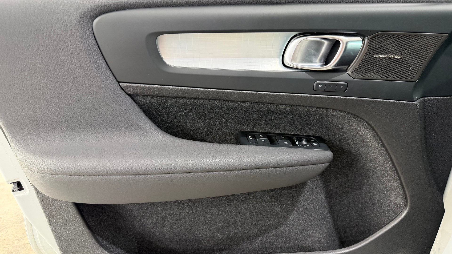 VOLVO XC40 2.0 B3 MH Plus Dark-image-9