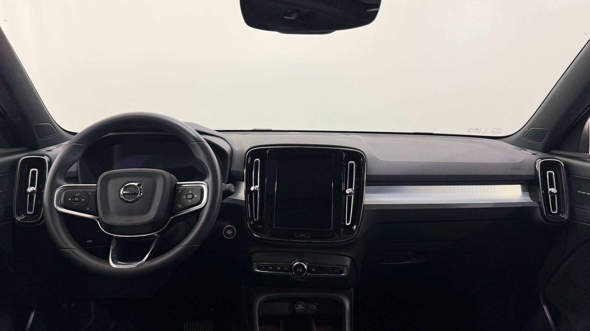 VOLVO XC40 2.0 B3 MH Plus Dark-image-5