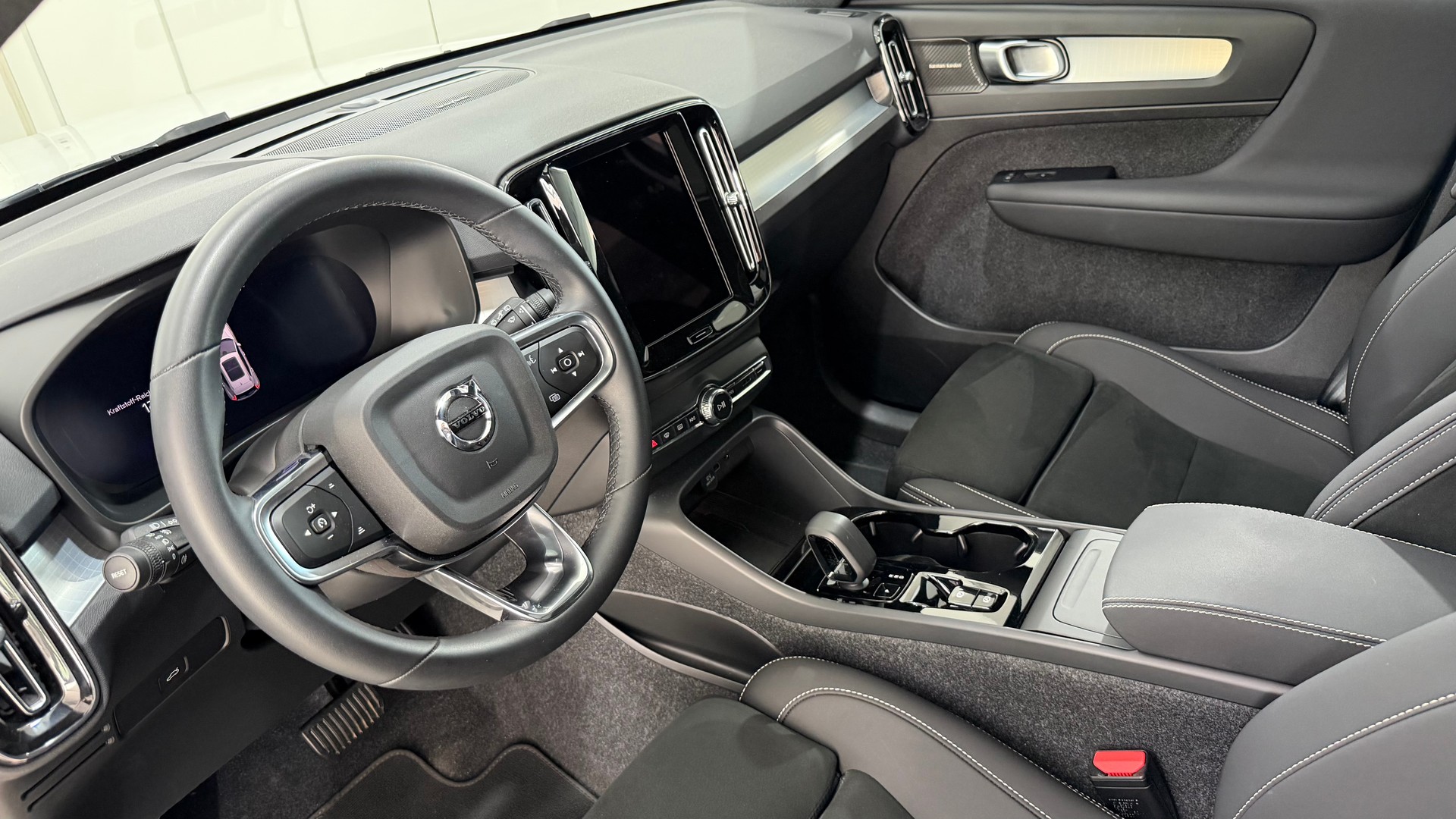 VOLVO XC40 2.0 B3 MH Plus Dark-image-3