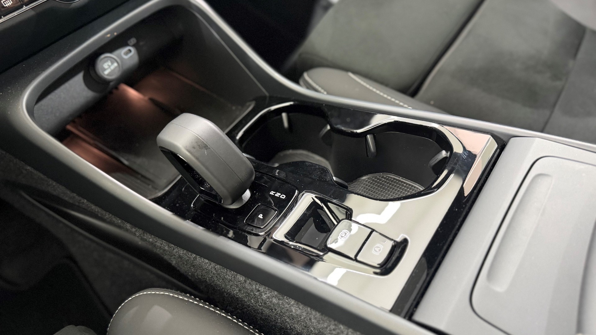 VOLVO XC40 2.0 B3 MH Plus Dark-image-14